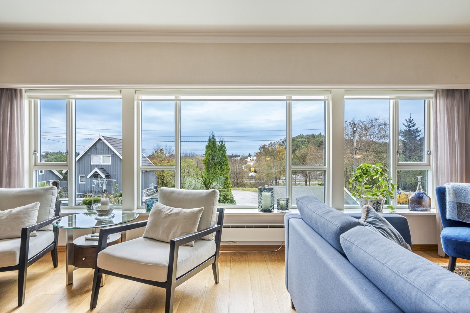 Herlig utsikt mot vest fra vinduer som nesten dekker vestsiden av huset Galleribilde