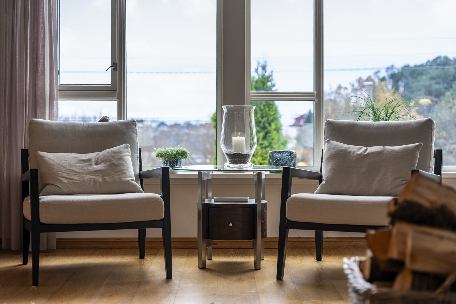 Stuen fremstår lys, trivelig og lett å møblere Galleribilde