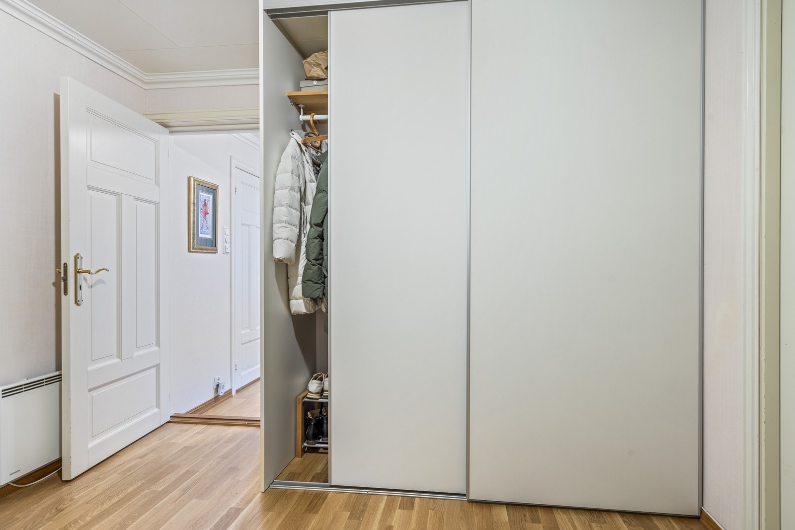 Disponibelt rom med skyvedørsgarderobe Galleribilde