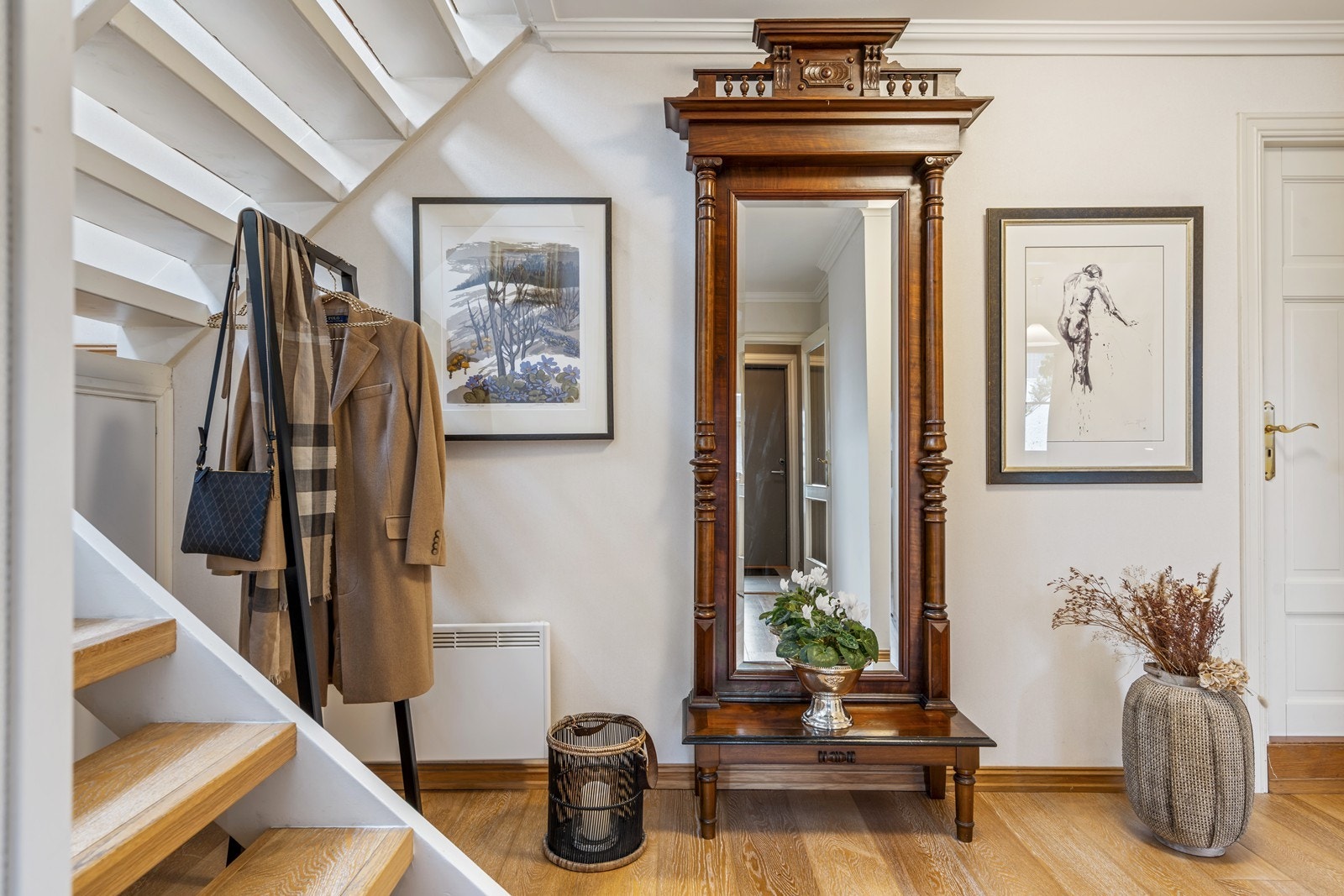 Flott hall med oppgang til hovedplan Galleribilde