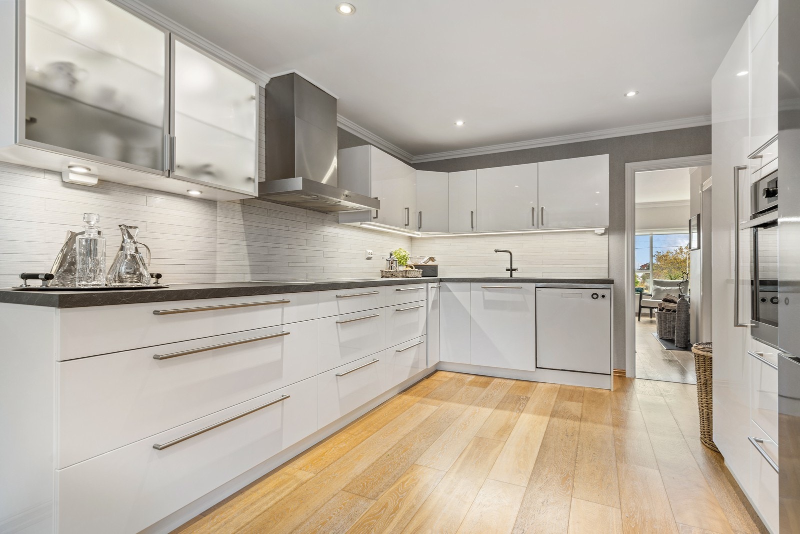 Stort kjøkken med meget god skap- og benkeplass Galleribilde