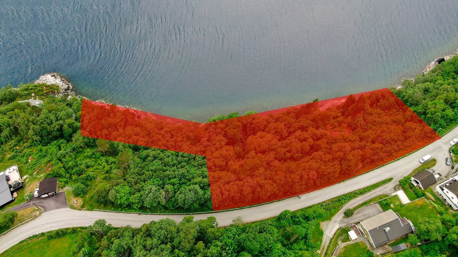 Eigedomen på ca 9600 kvm. merka med rødt. Galleribilde