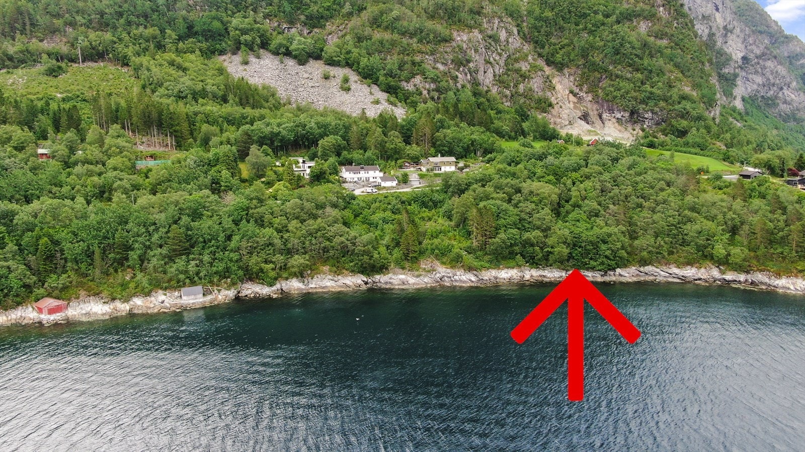 Eigedom markert med rød pil. Galleribilde