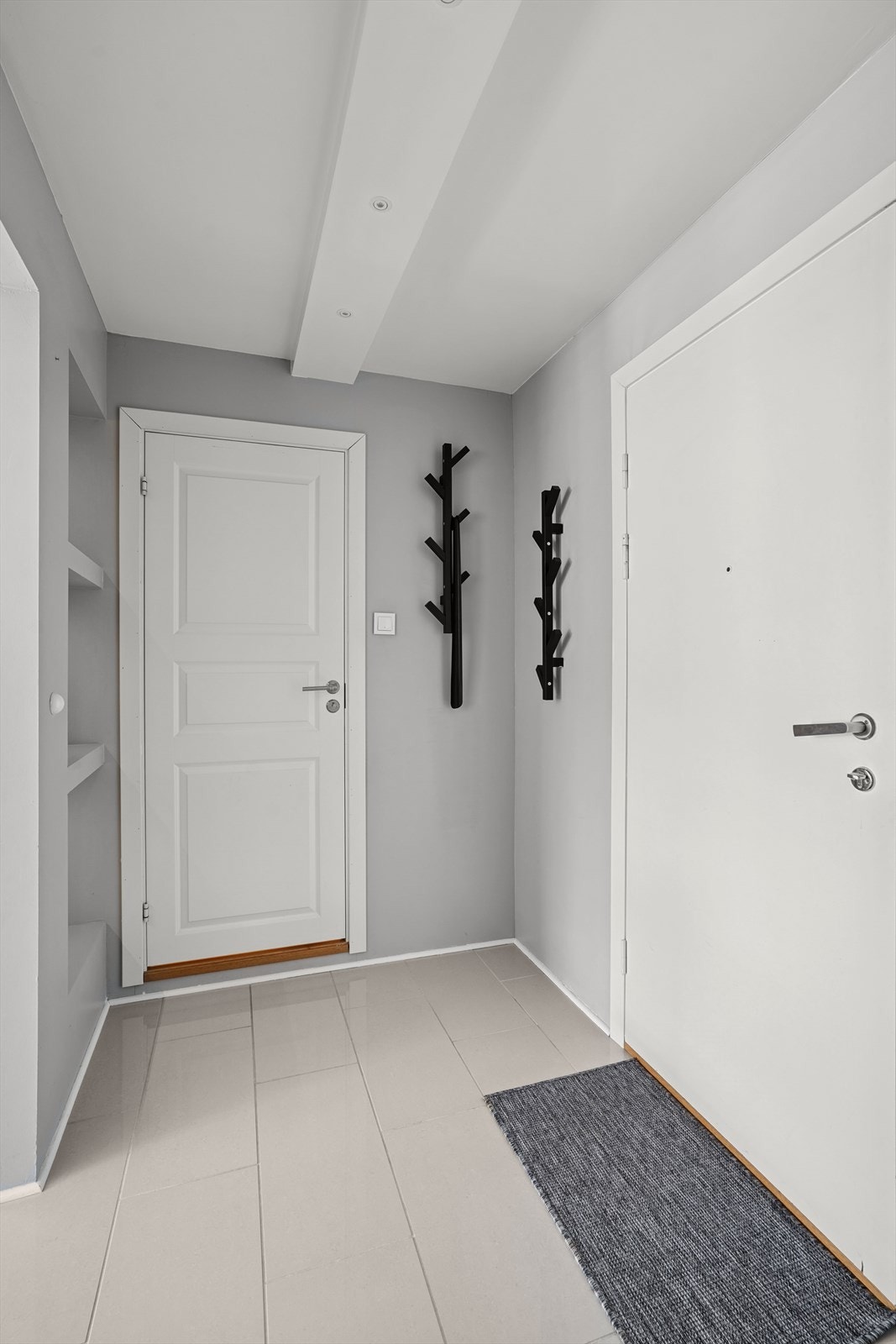 Romslig, flislagt entré. Her har du også direkte adkomst til bad og en praktisk bod. Galleribilde