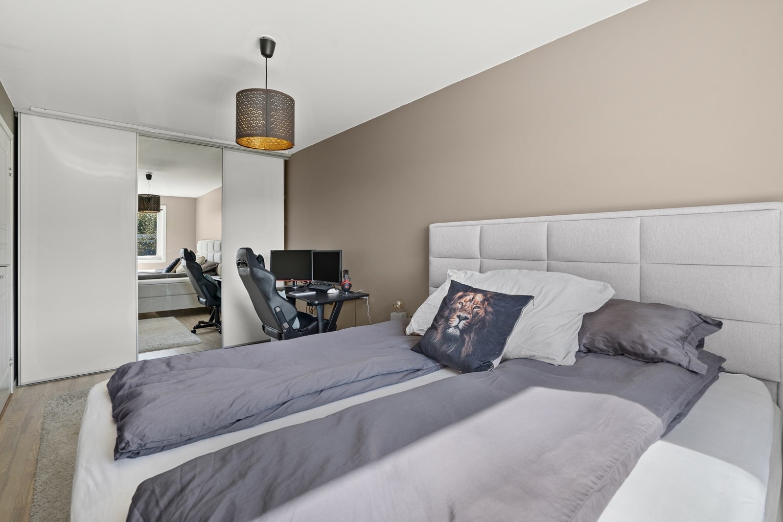 Soverom er av god størrelse og har skyvedørsgarderobe Galleribilde