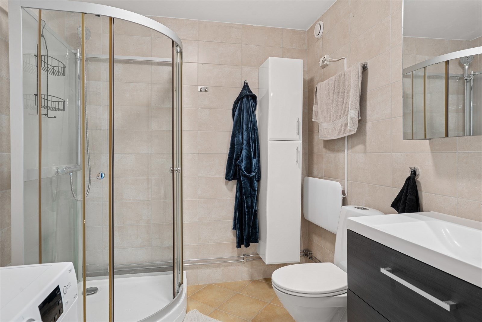 Helfliset baderom med opplegg til vaskemaskin Galleribilde