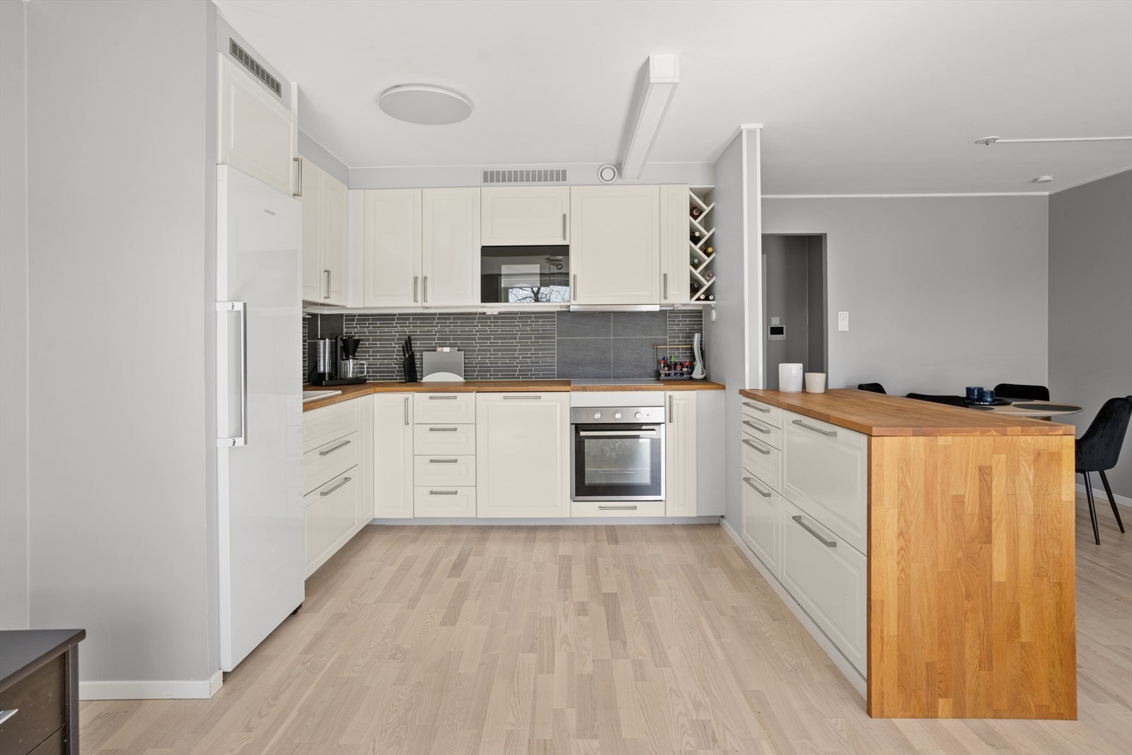 Kjøkkenet har god benke-og skapplass Galleribilde