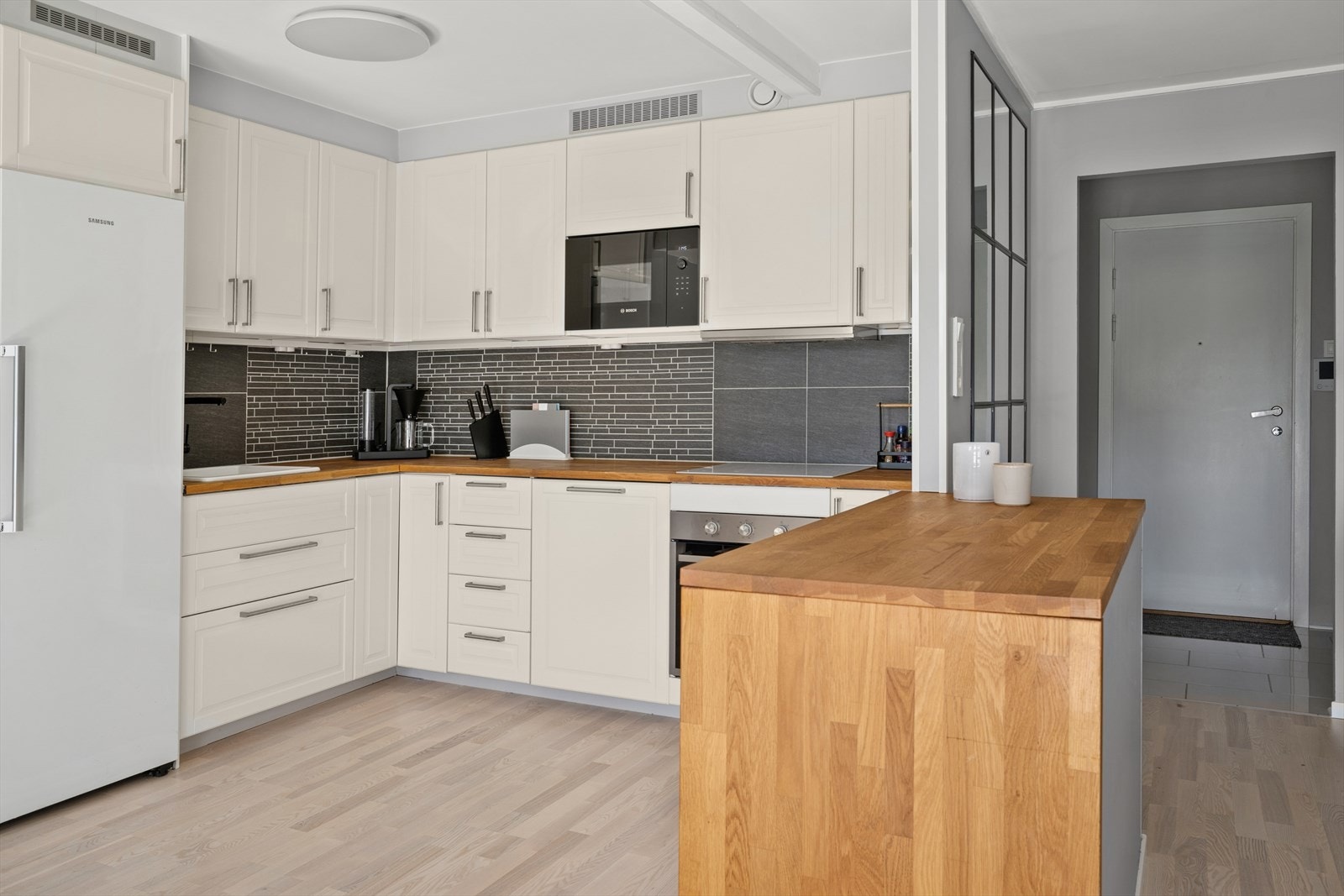 Kjøkken med integrerte hvitevarer Galleribilde