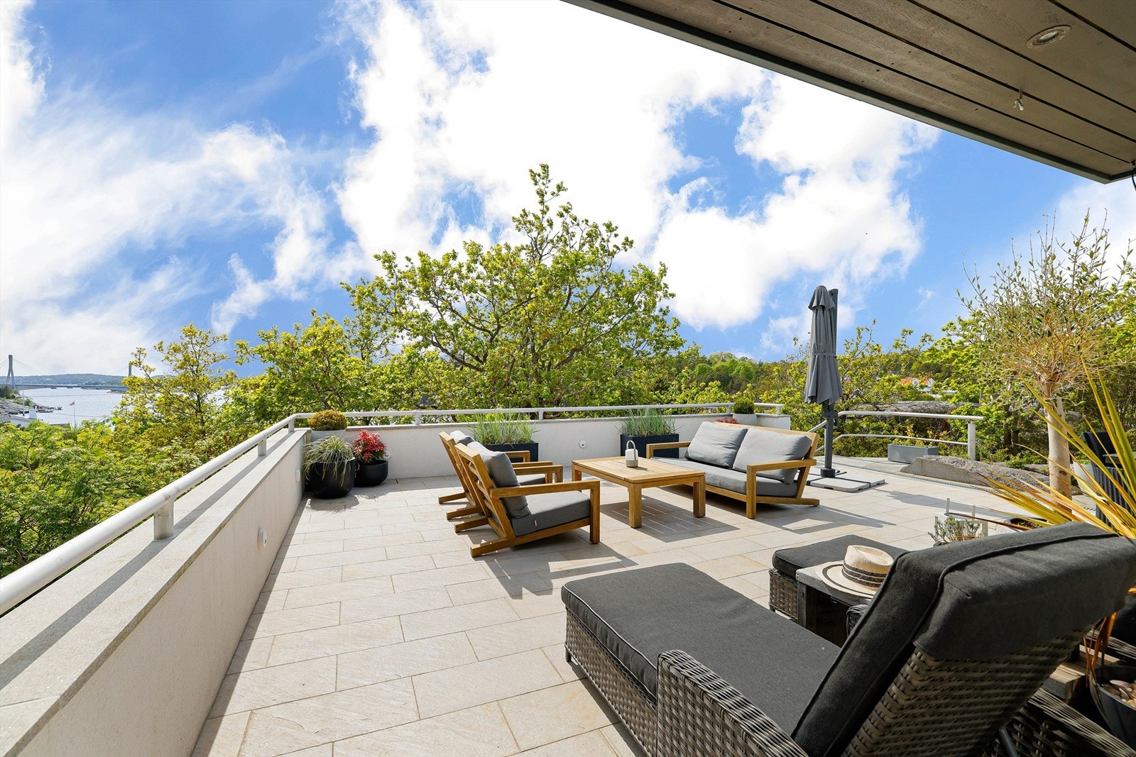 På de omfangsrike utearealene kan du sommerstid få med deg solen allerede fra tidlig morgen og helt frem til sen kveld. Galleribilde