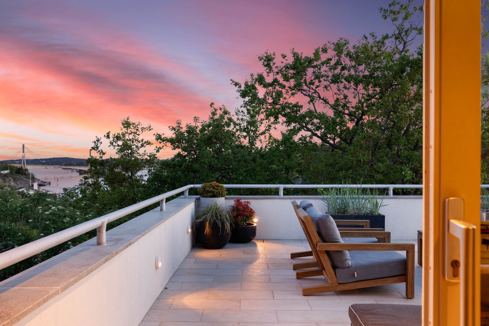 Skyve-/hevedør i enden av den over 10 meter lange åpner mot terrassens sydside. Galleribilde