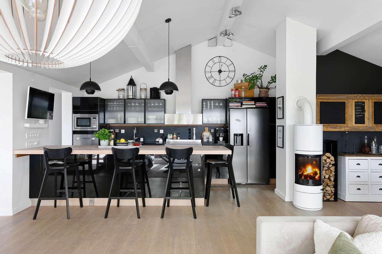 Kjøkkenets barløsning har plass til mange og er en naturlig samlingsplass for middagsgjestene før maten. Galleribilde