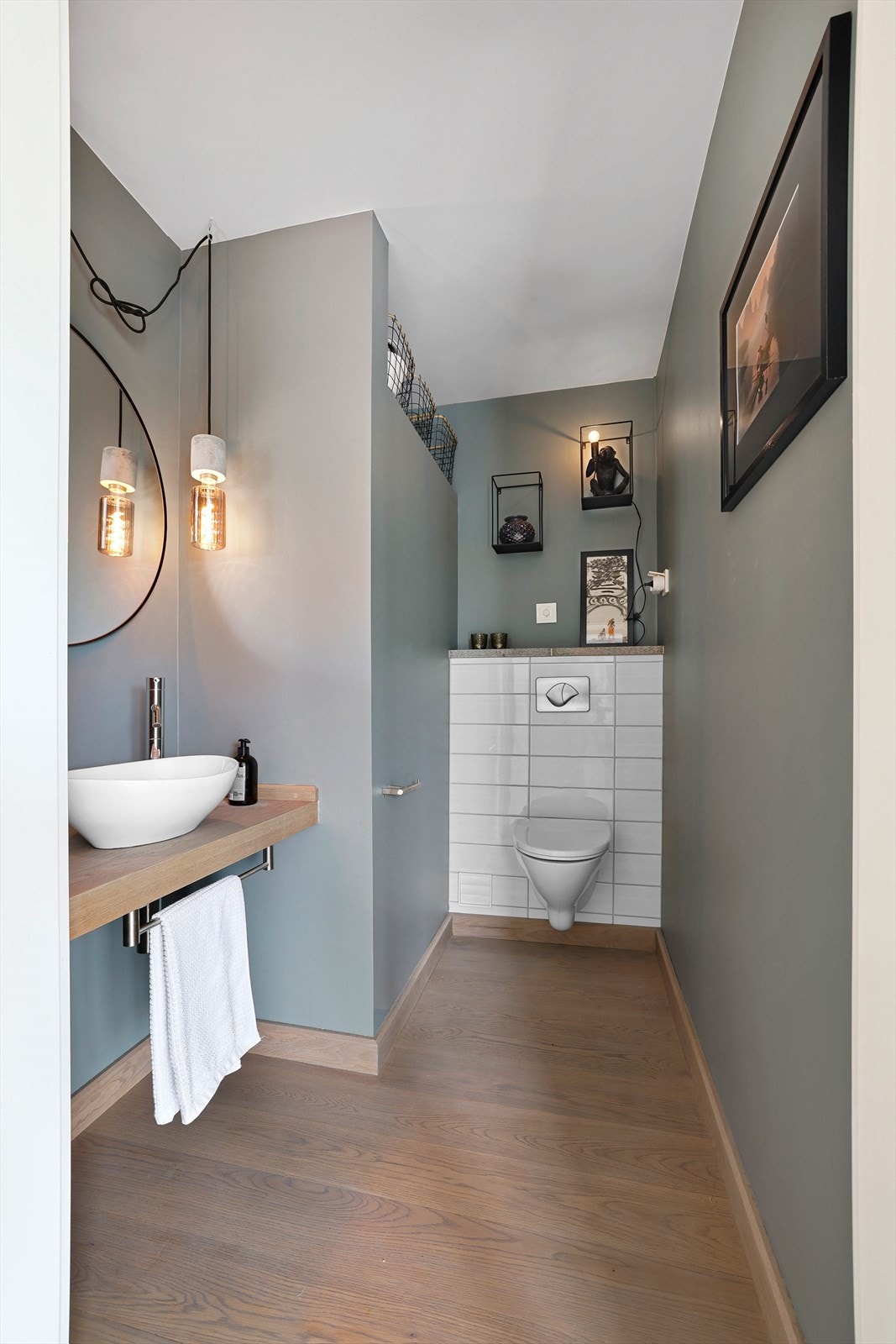 I første etasje inngår også et gjestetoalett som er tilgjengelig rett fra gangen. Galleribilde