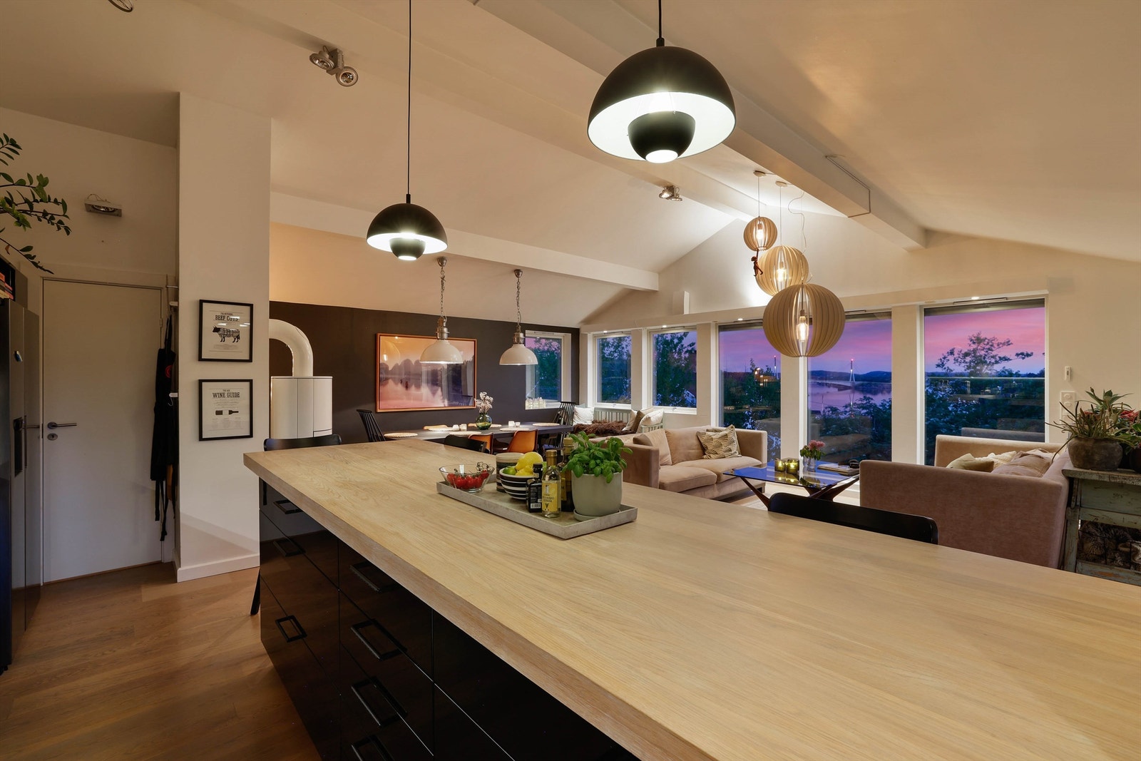 Utsikten får du glede av til og med mens du står foran kjøkkenbenkene. Galleribilde