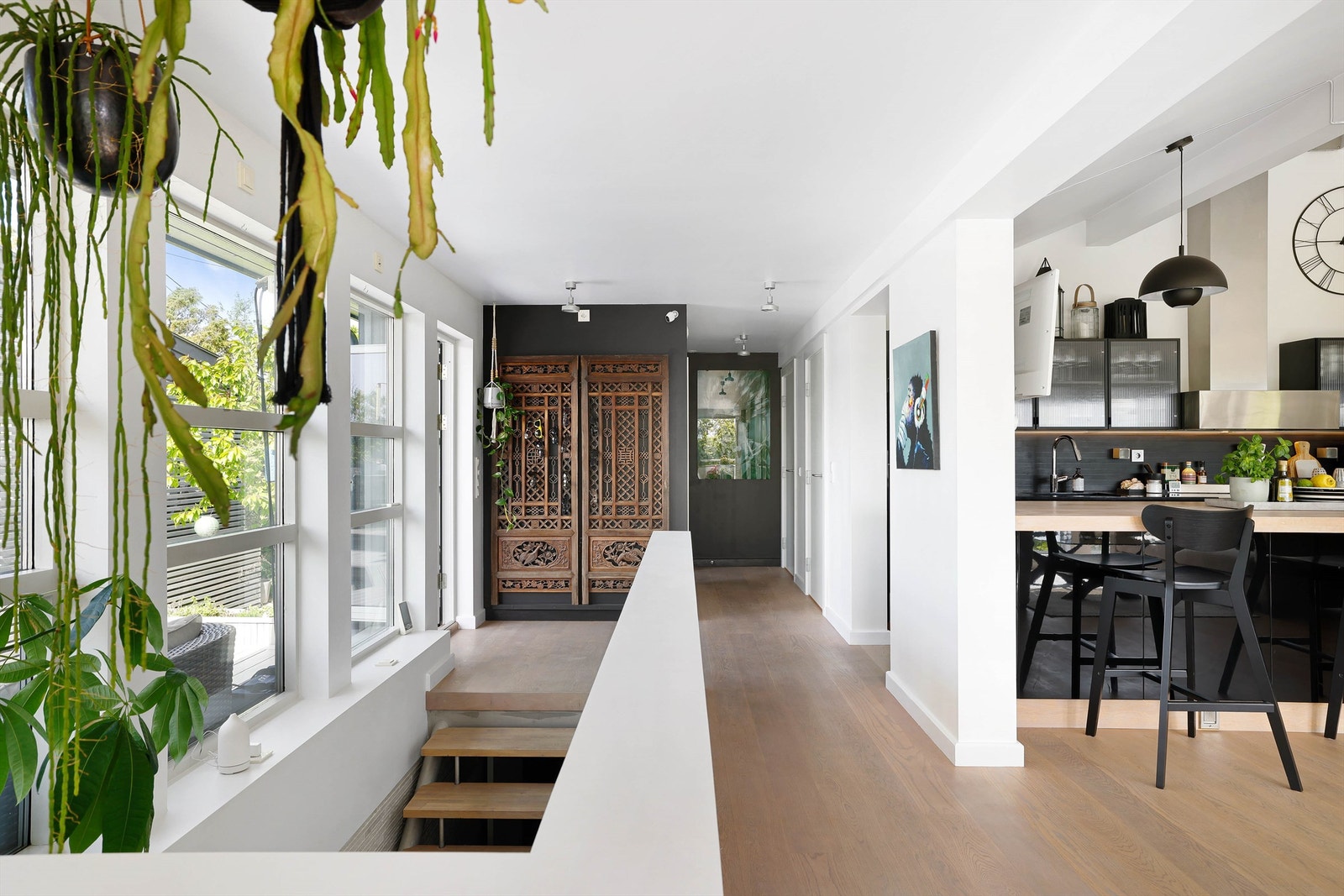 Innerst i gangen er to soverom samlet, deriblant boligens master bedroom med en-suite bad og omkledningsrom. Galleribilde