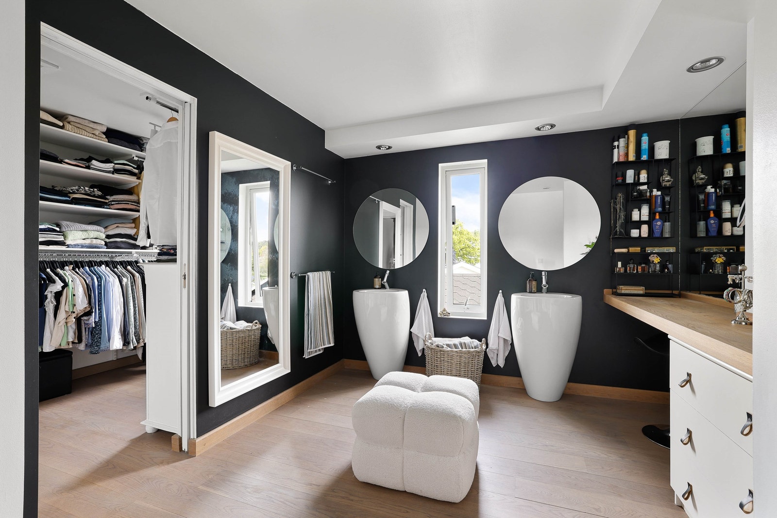 Duplisert servantinnredning legger til rette for samtidig bruk av to personer. Galleribilde