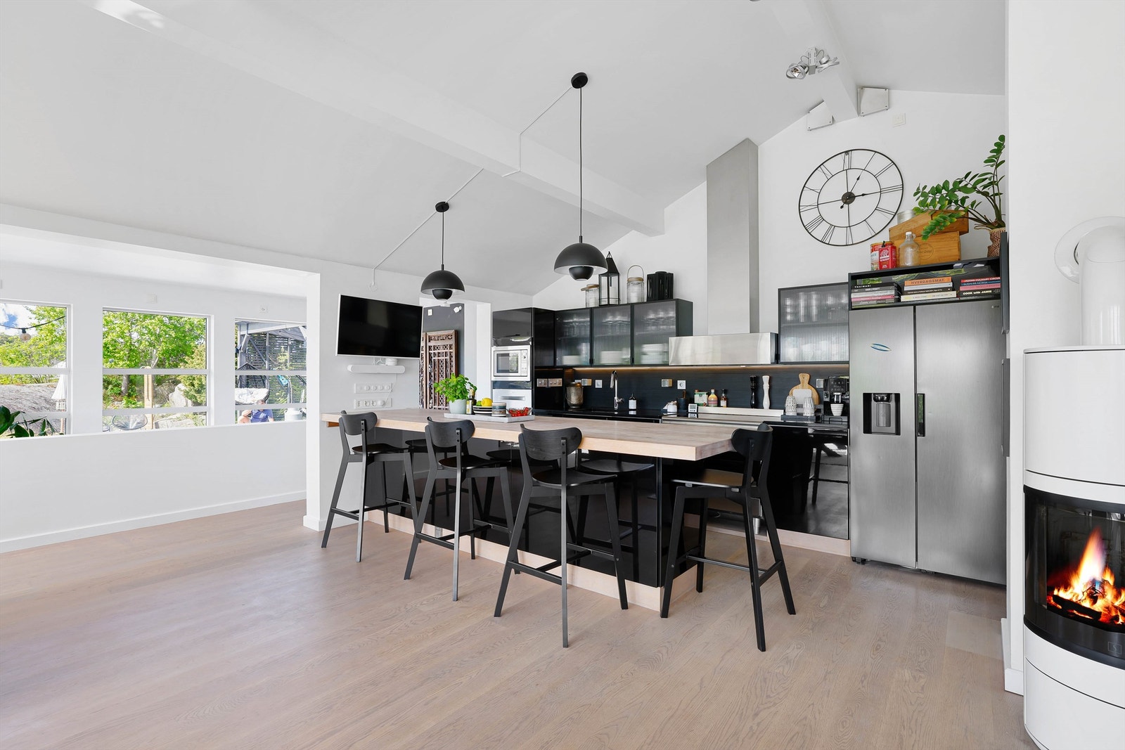 Kjøkkeninnredningen er en påkostet og velholdt løsning fra Kvik i sort høyglans, installert i forbindelse med renovering av boligen. Galleribilde