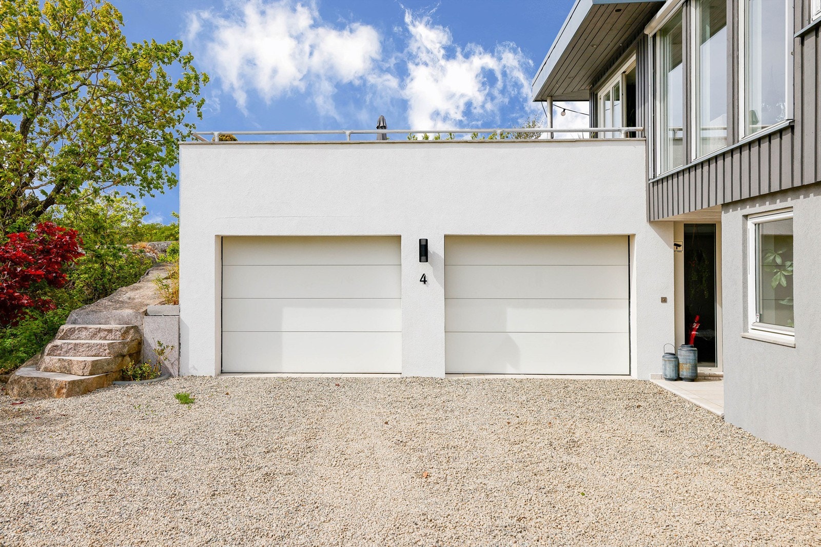 Dobbelgarasjen er oppmålt til ca. 44 kvm. Pussing av mur på garasje og bolig ble utført i 2016. Galleribilde