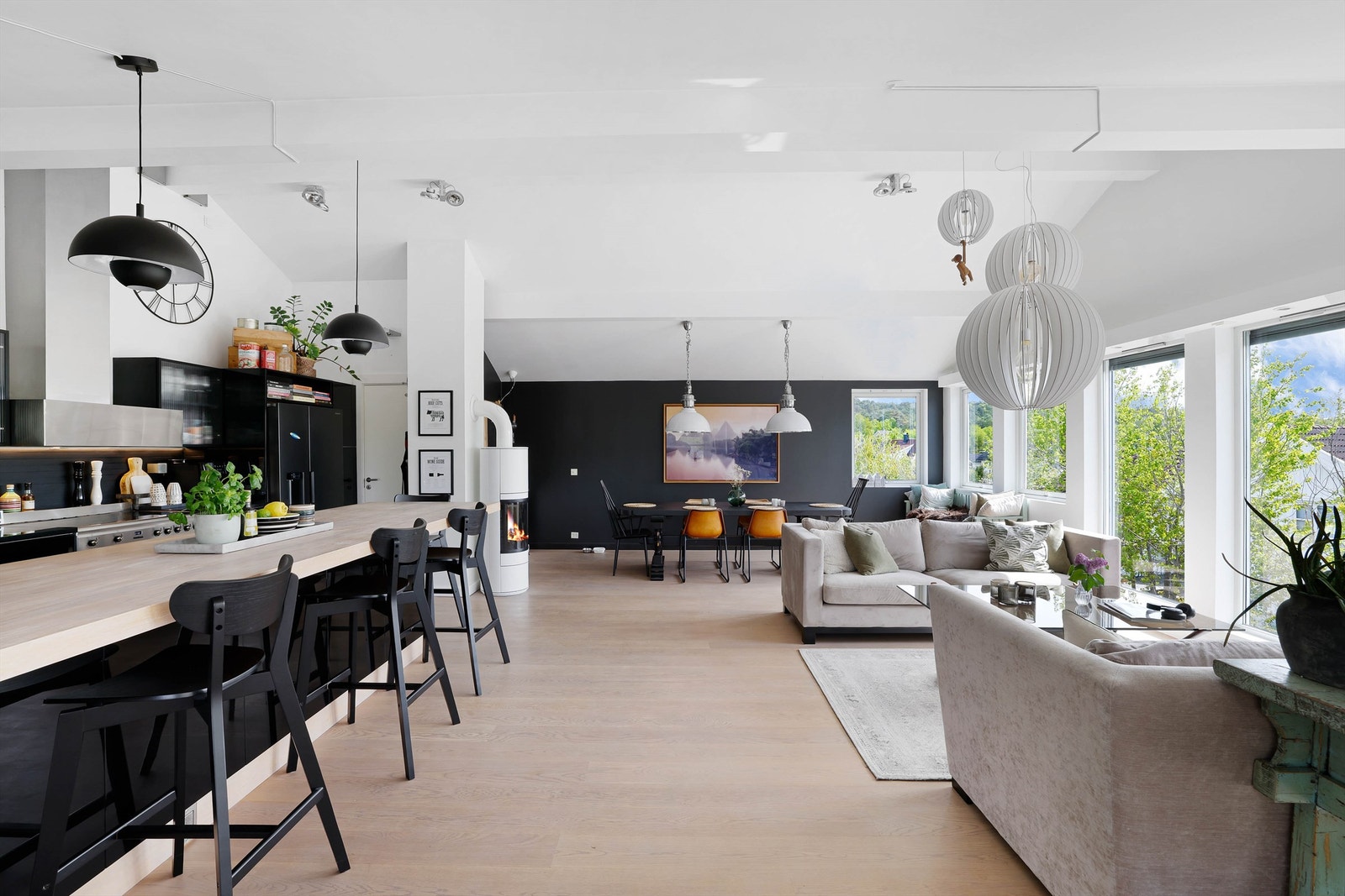 Himling som på det meste er 3,7 meter høy bidrar til en åpen og luftig romfølelse. Galleribilde