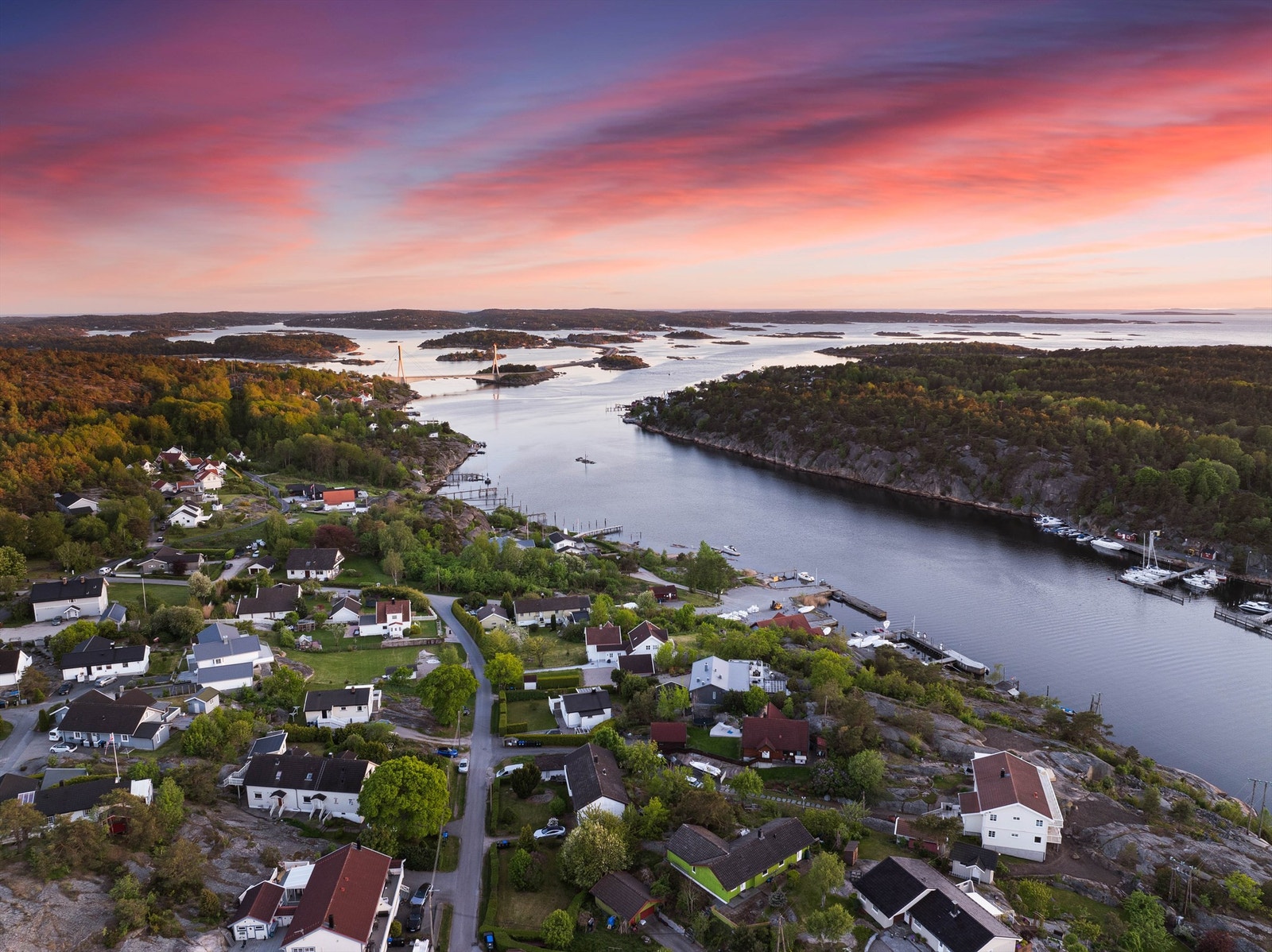 Rett utenfor venter den omfangsrike skjærgården med nær sagt utallige utfluktsmuligheter. Bademuligheter er det også flust av. Galleribilde