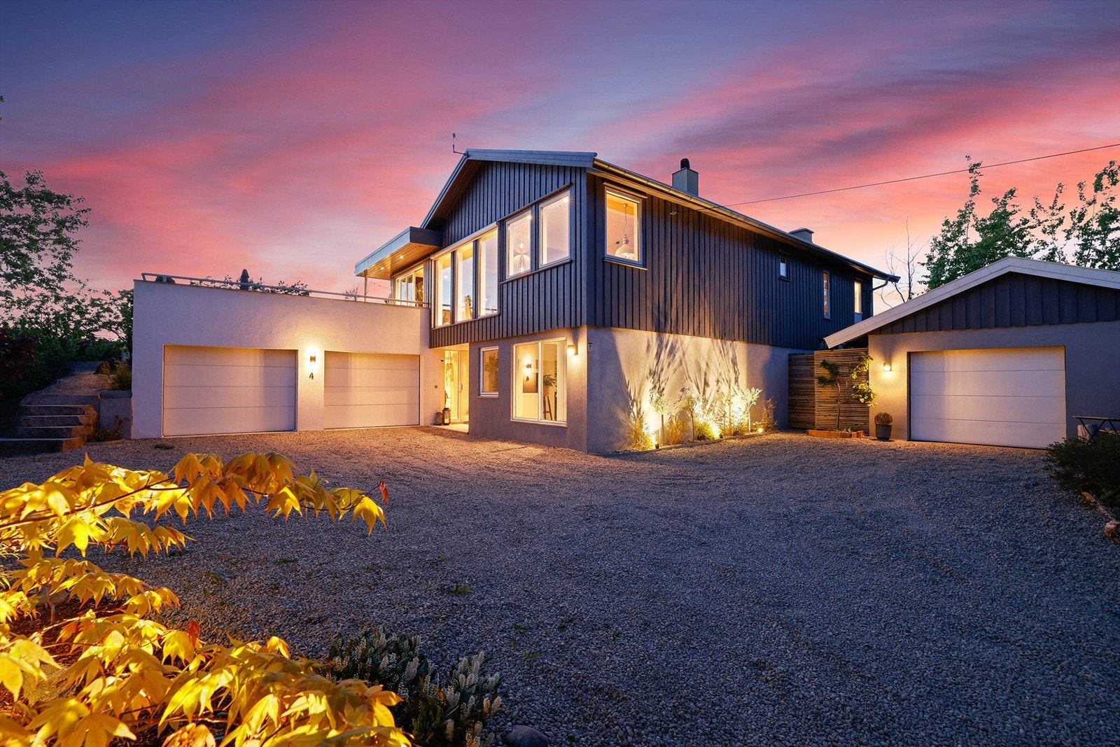 Effektfullt lyssatt er også omgivelsene rundt den romslige gårdsplassen. Galleribilde