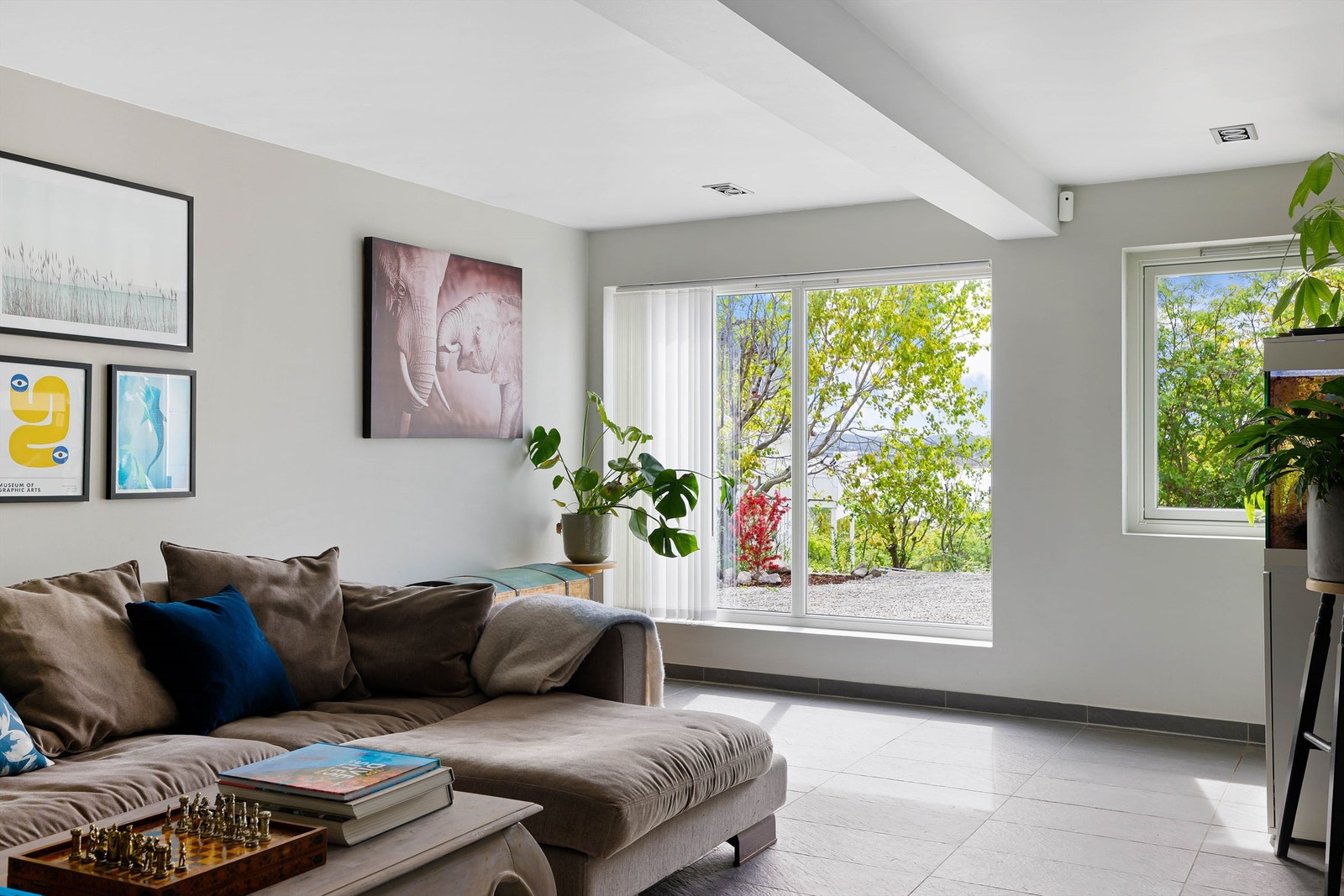 Gjennom stuens store vinduer sees gløtt av sjøen. Galleribilde