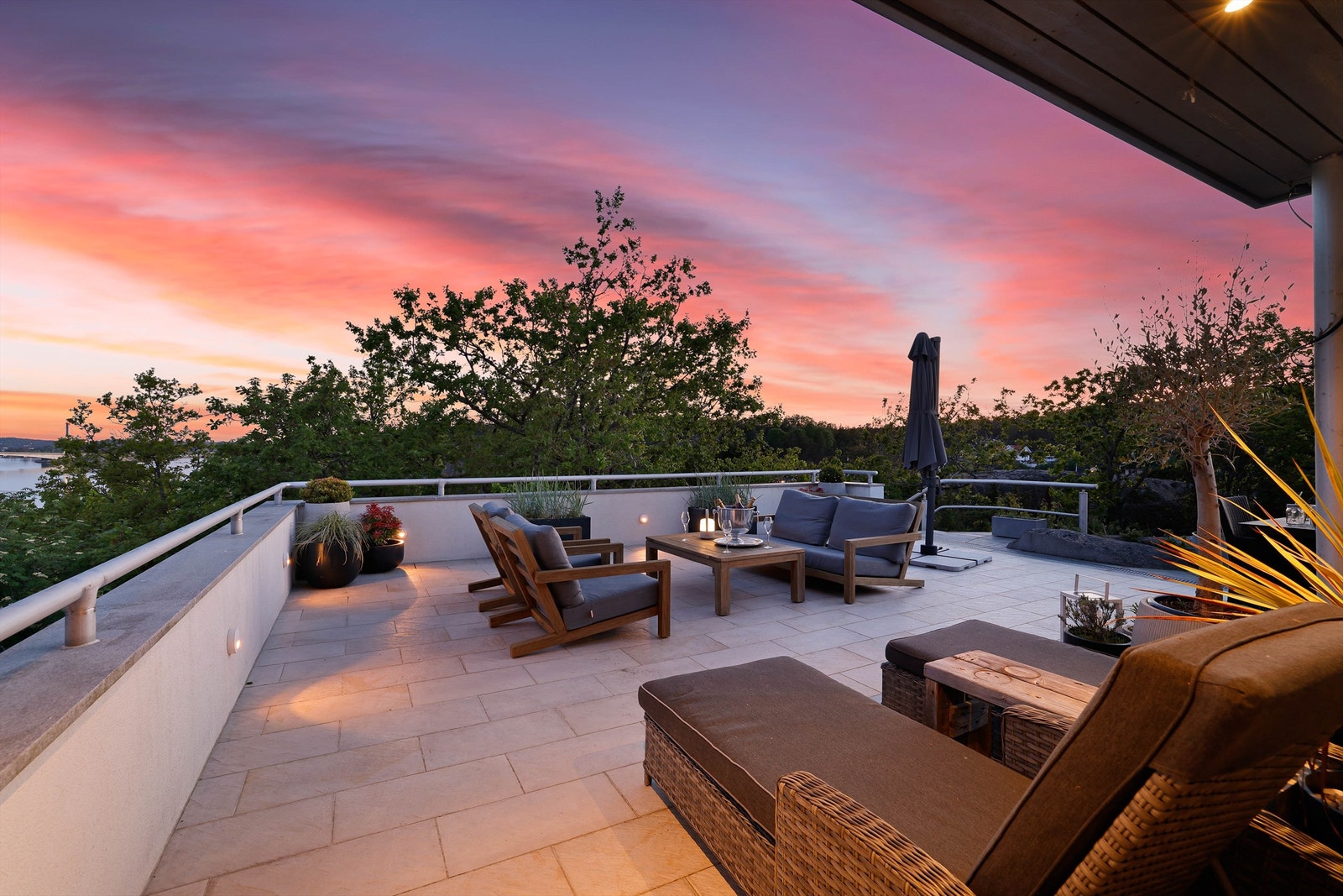 Hvitmalt mur og dekorativ belysning gir et snev av sydlandsk atmosfære. Galleribilde