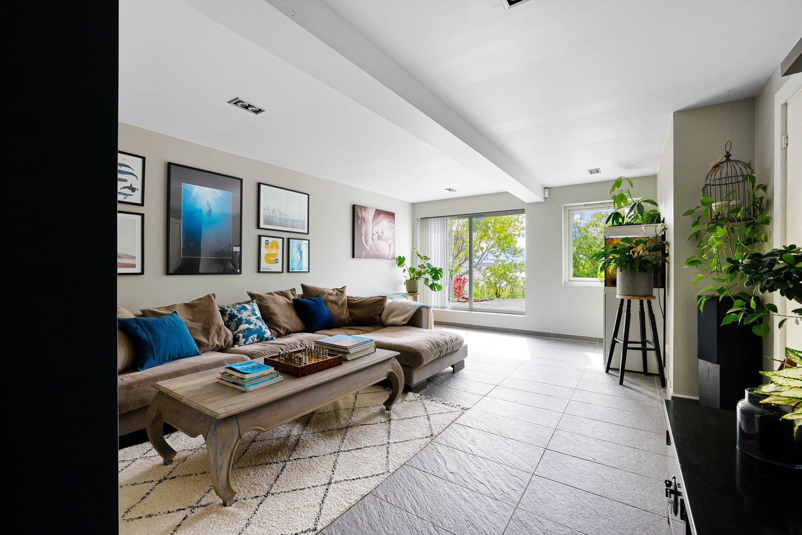 Vannbåren gulvvarme lagt i alle underetasjens rom. Stuen er distansert fra den sosiale sonen over, ypperlig for filmer og spill. Galleribilde