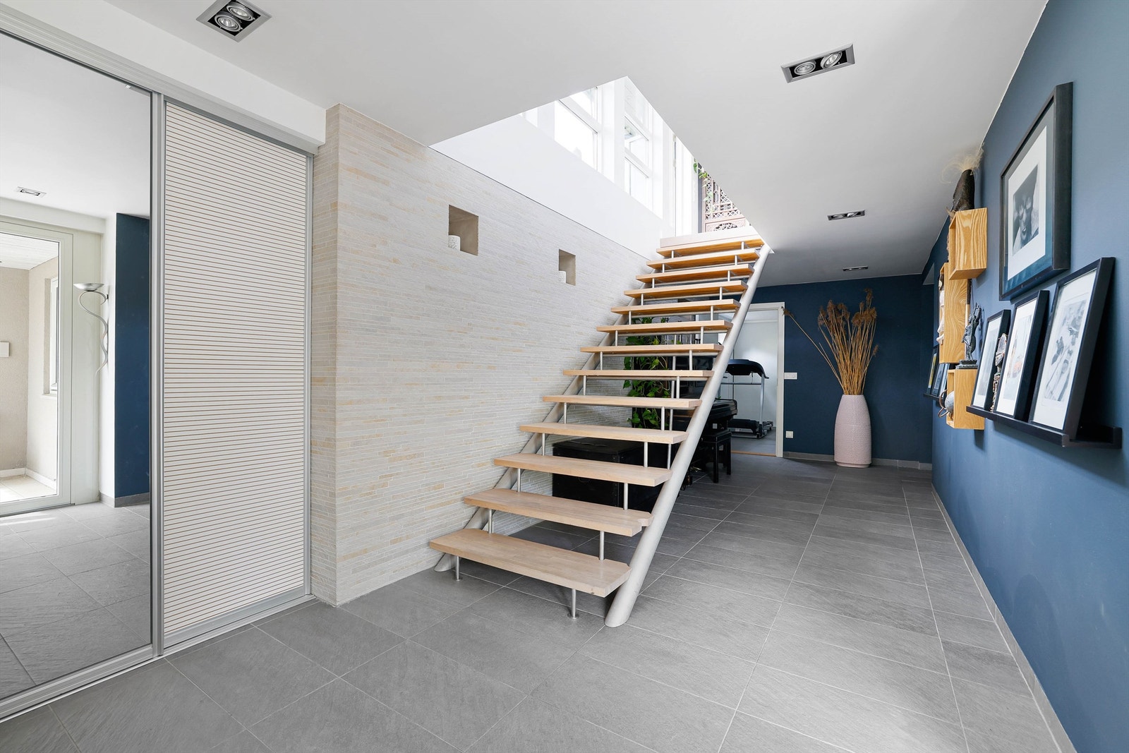 Skyvedørsgarderobe er installert både i entreen og rett rundt hjørnet i gangen innenfor. Galleribilde