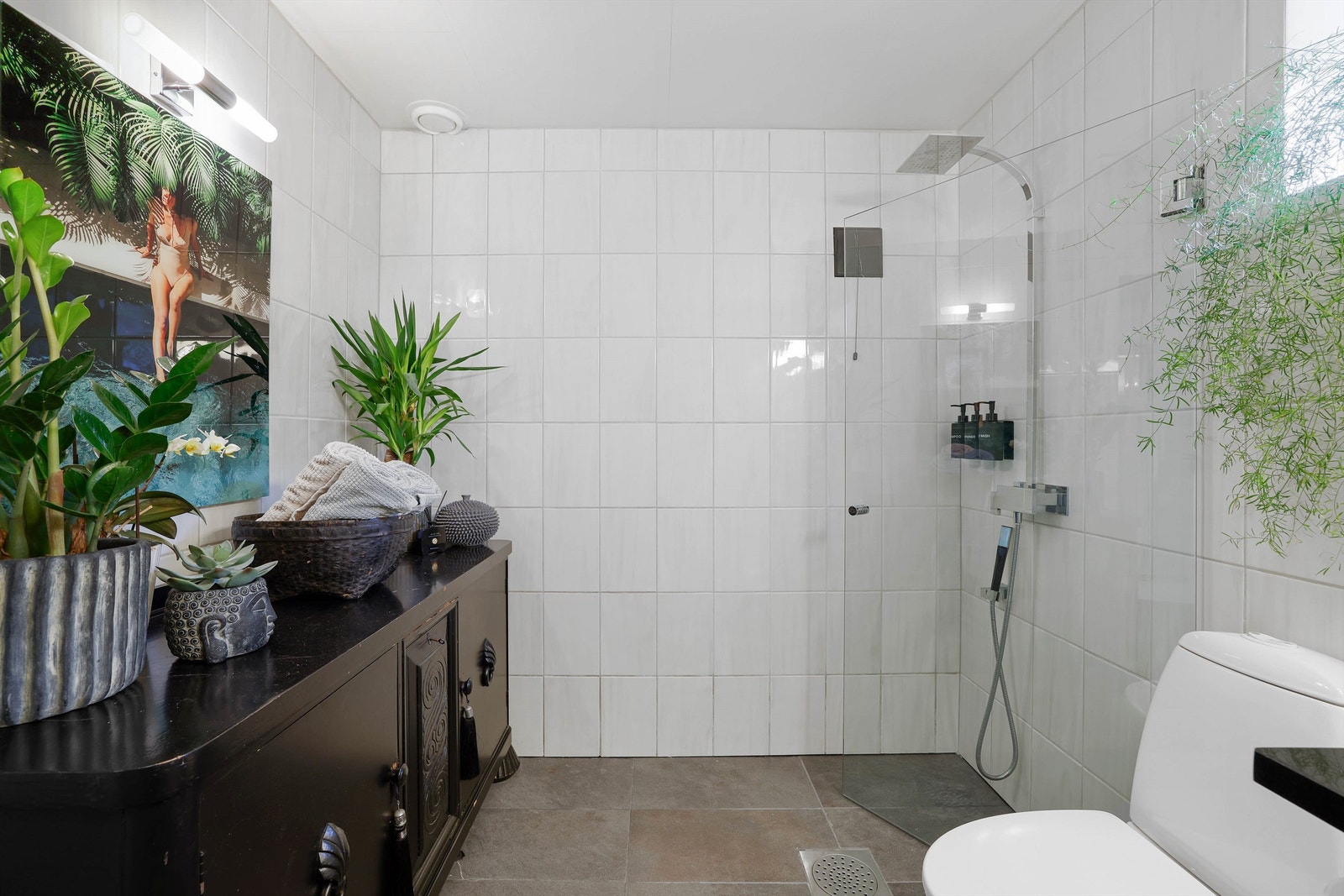 Dusjdør som kan svinges inn gir maksimal tilgjengelighet av badets ca. 6 kvm. Galleribilde