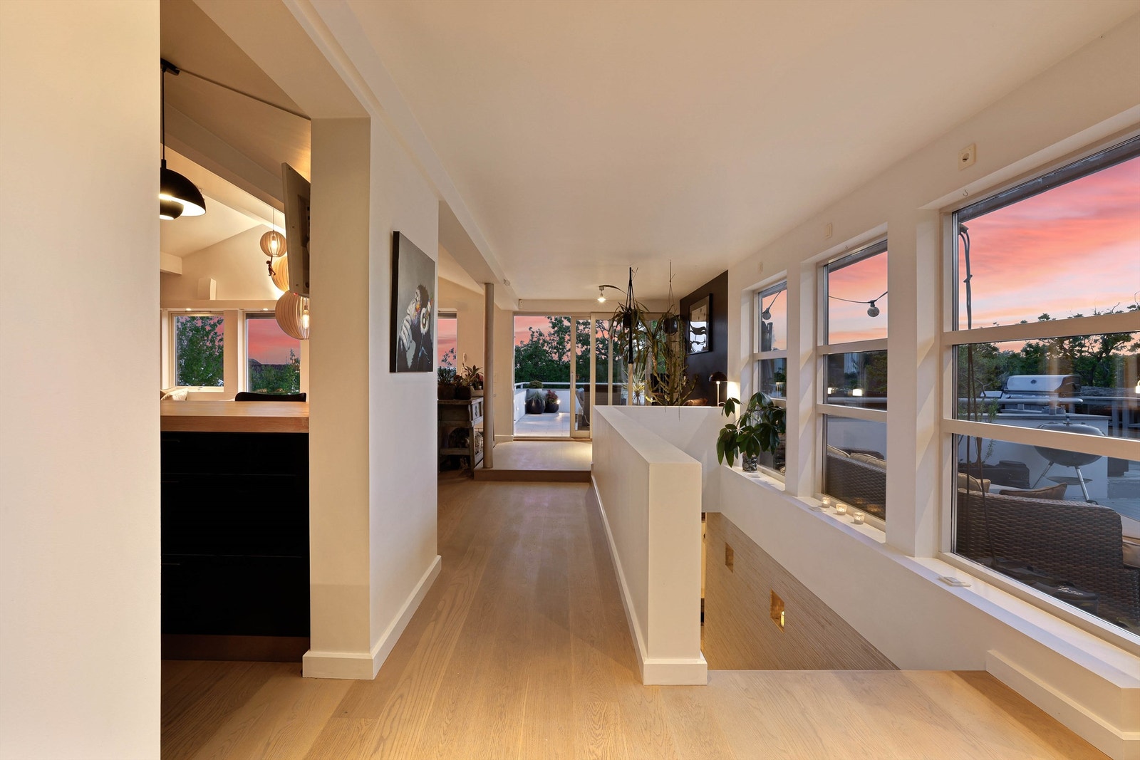 Åpen forbindelse mot gangen gjør det enkelt å ta mat og forfriskninger med utendørs fra kjøkkenet. Galleribilde