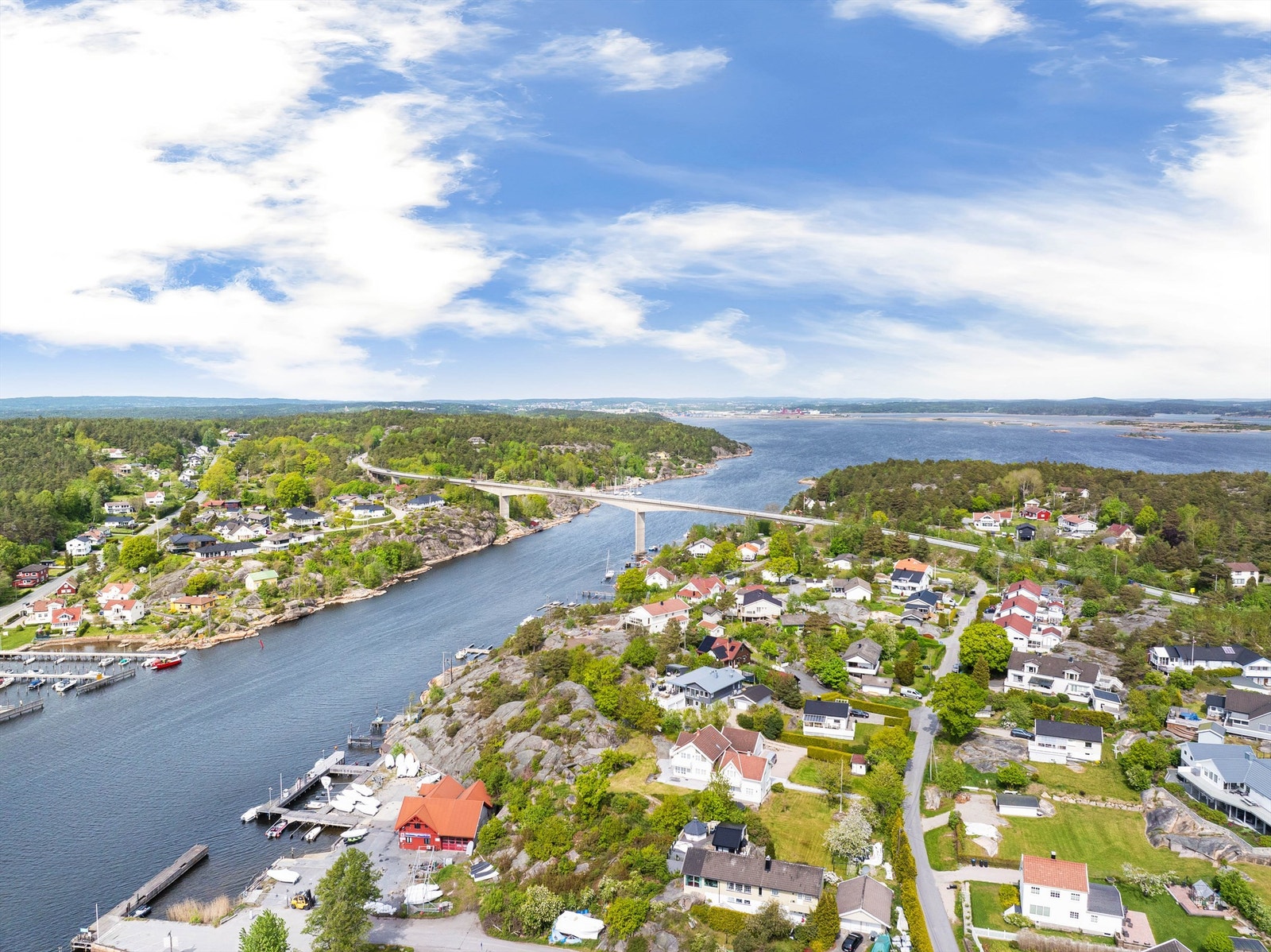 På Kjøkøy kan du bo i maritime omgivelser og likevel være fremme i byen etter kun 10 minutter. Buss til Oslo stopper like ved. Galleribilde