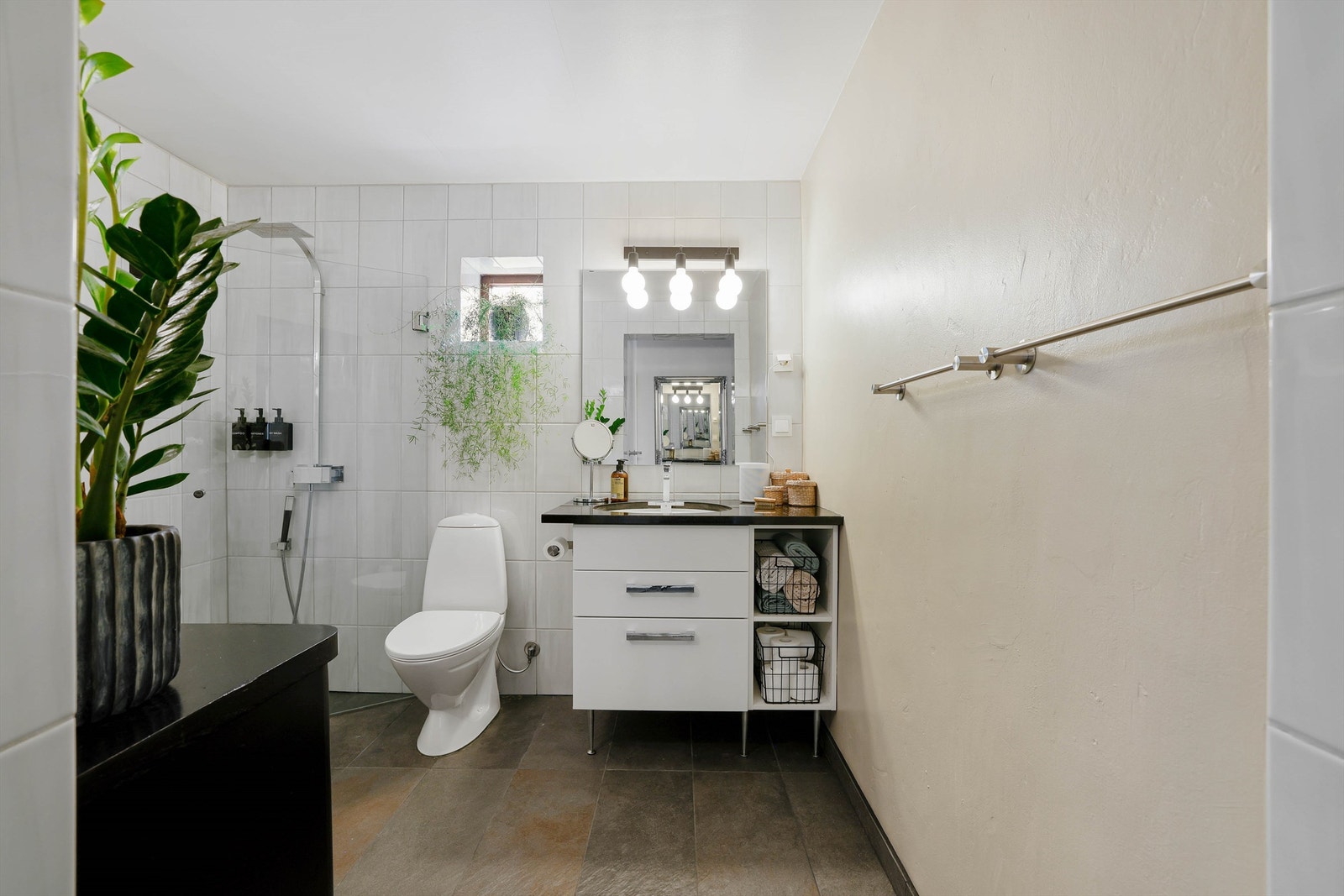 Bad i begge etasjer er spesielt praktisk for en familie med hjemmeboende barn. Dette ble fornyet rundt 2006. Galleribilde