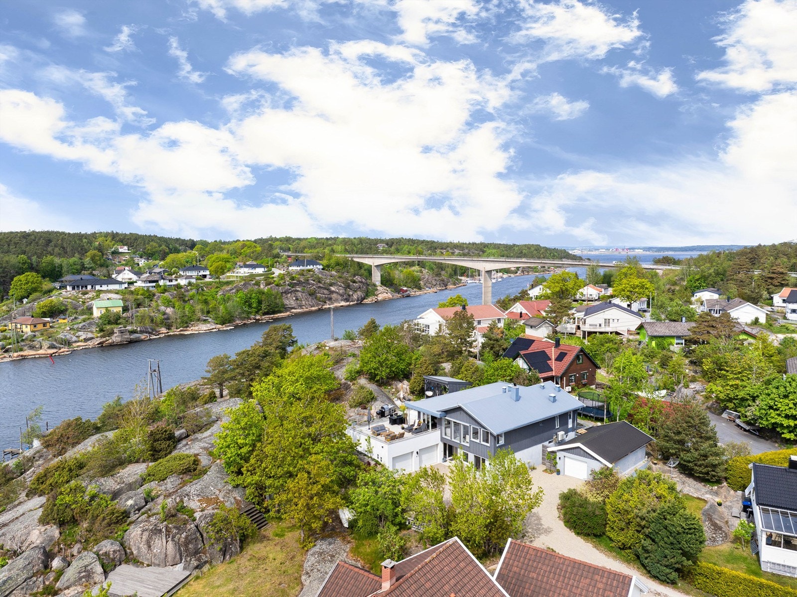 Adkomstveien fører kun frem til denne eiendommen som er oppriktig tilbaketrukket i ytterkant av bebyggelsen. Galleribilde