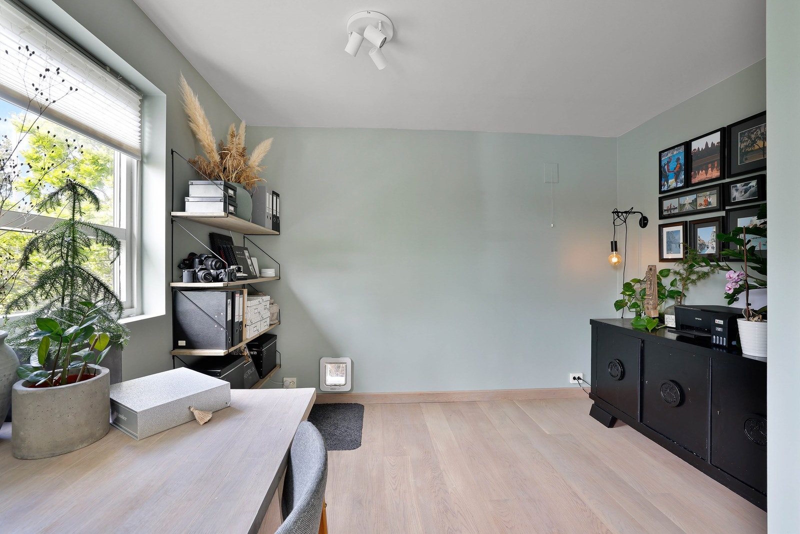 Rommet kan umiddelbart tas i bruk som soverom og er størrelsesmessig et ypperlig barnerom. Galleribilde