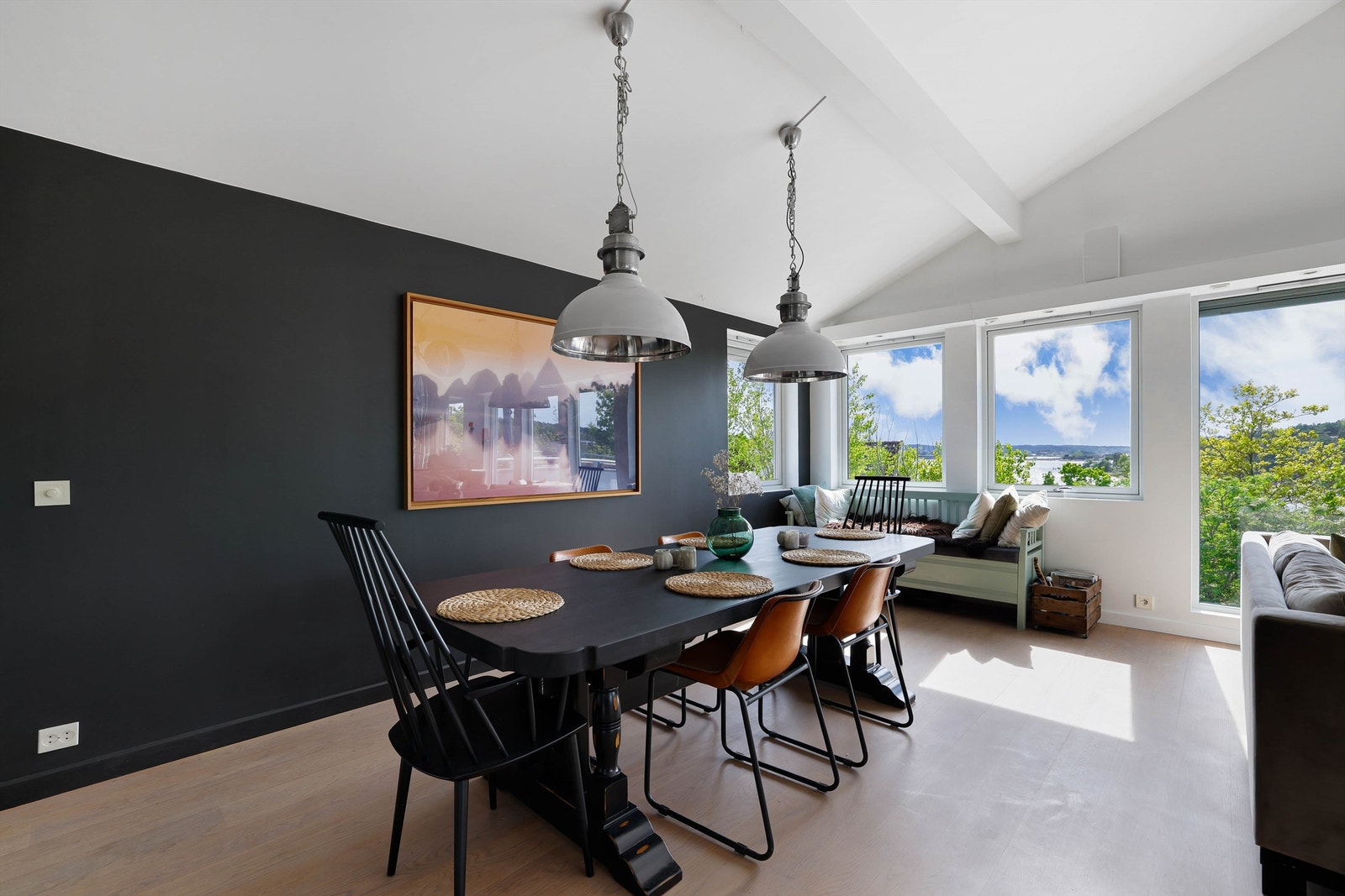 Det naturskjønne kystlandskapet i syd er iøynefallende og lett å hvile blikket på. Galleribilde