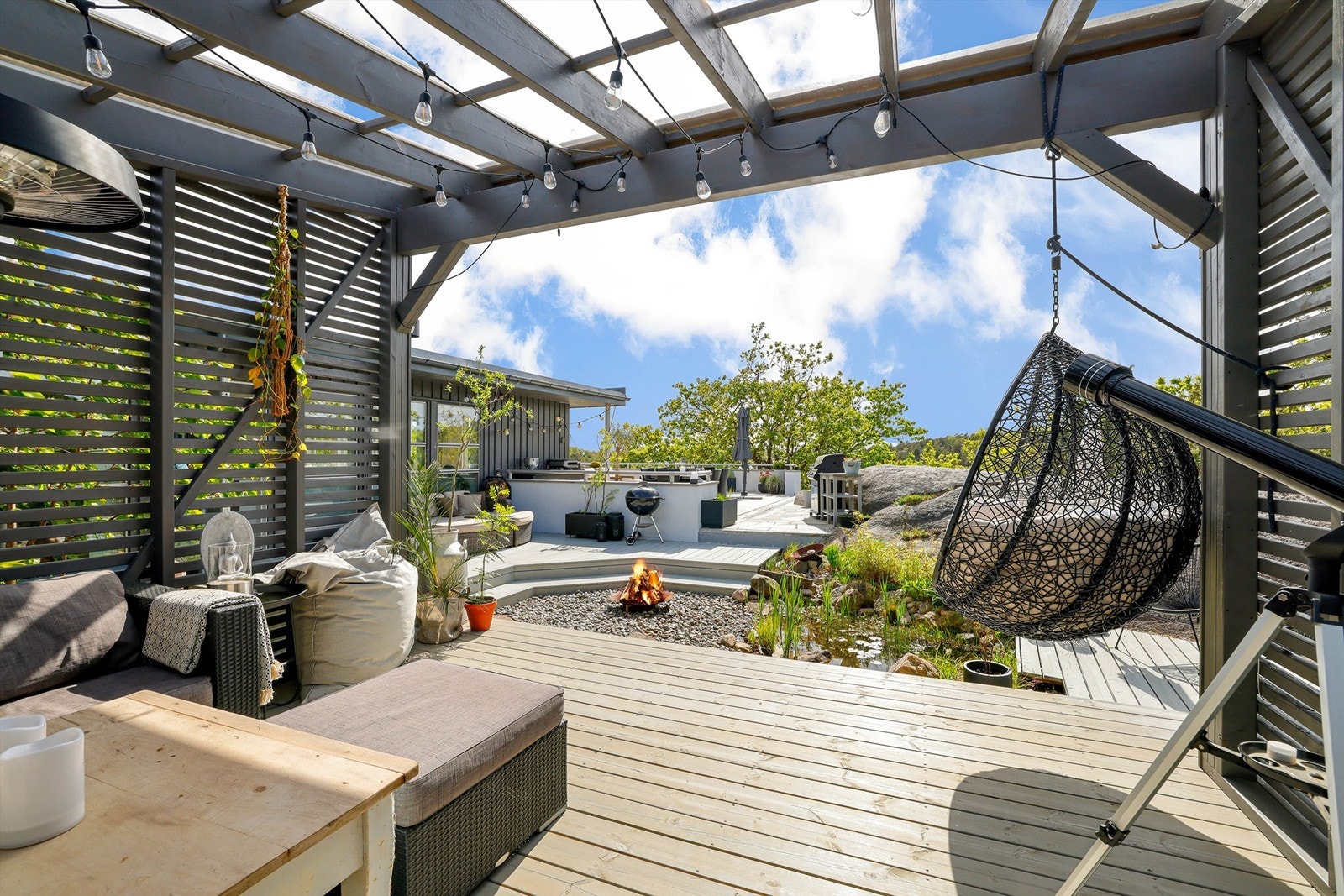 Under pergolaens tak av pleksiglass er det solfylt på dagtid, lunt og hyggelig på lyse sommerkvelder. Galleribilde