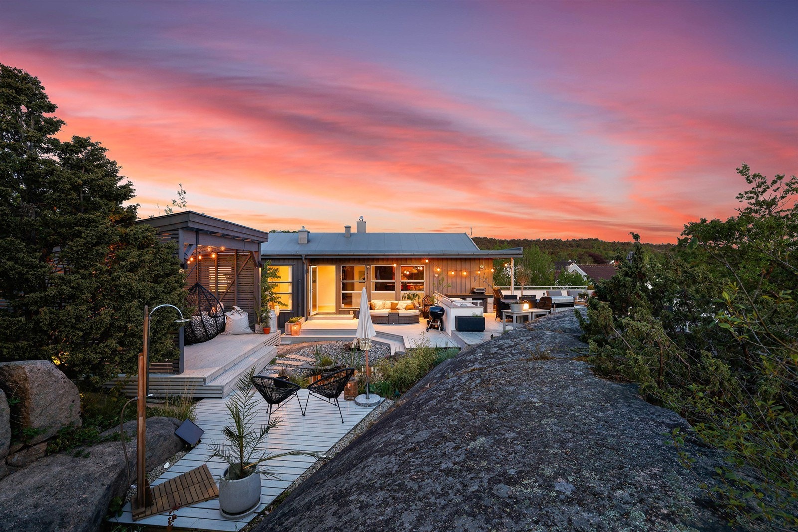 Et sjeldent forseggjort uteareal bestående av mange soner og terrasser på til sammen hele 90 kvm. Galleribilde