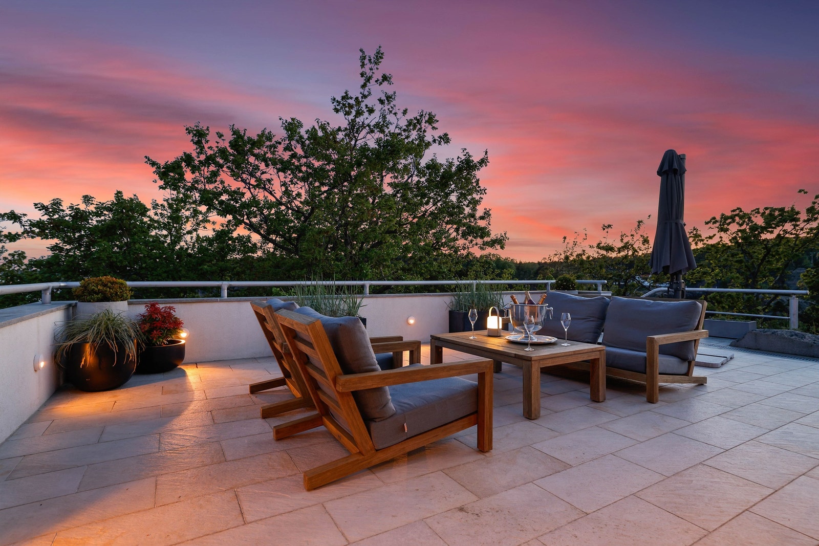 På terrassen ble ny membran etablert og fliser lagt på nytt i 2016. Galleribilde