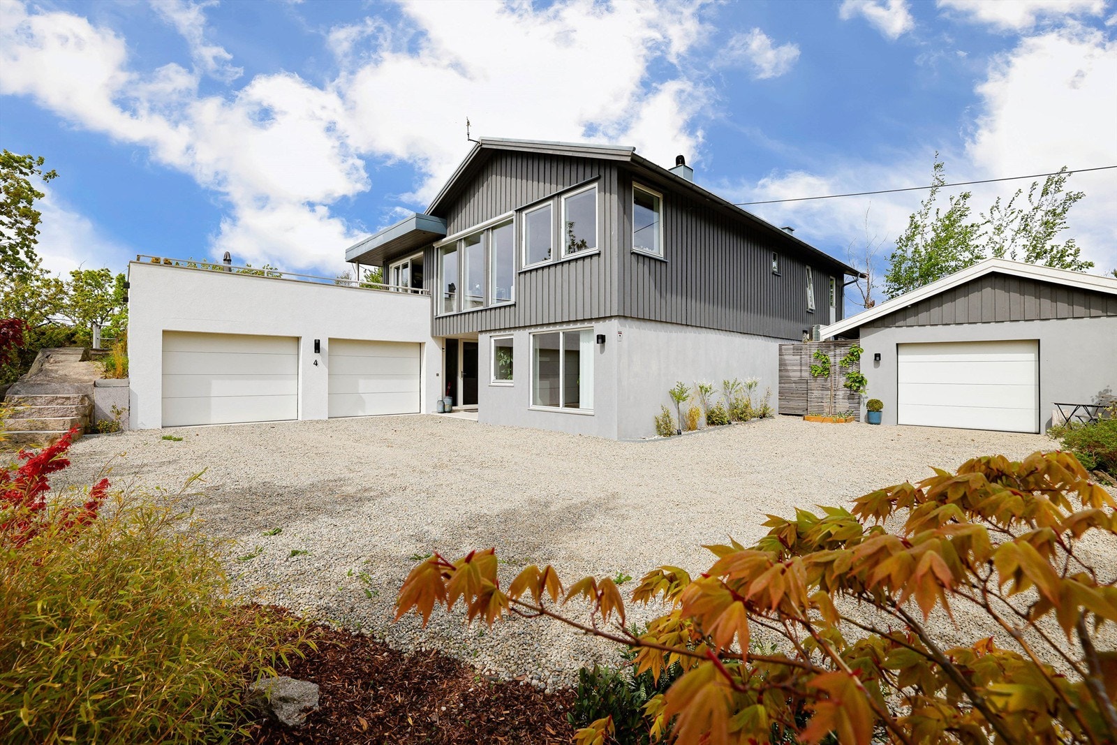 Frittstående garasje er fra 1985 og oppmålt til ca. 38 kvm. Galleribilde