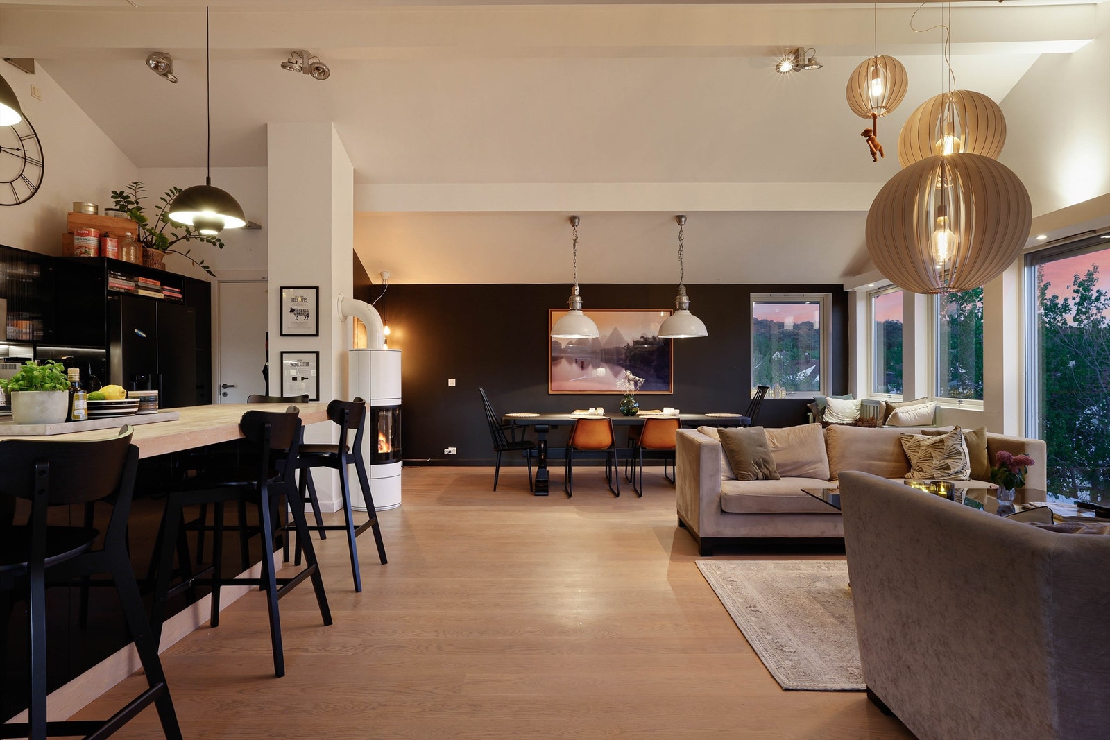 Innsyn til ilden i stuens lekre peis sees fra de fleste sider av rommet, barløsningen inkludert. Galleribilde