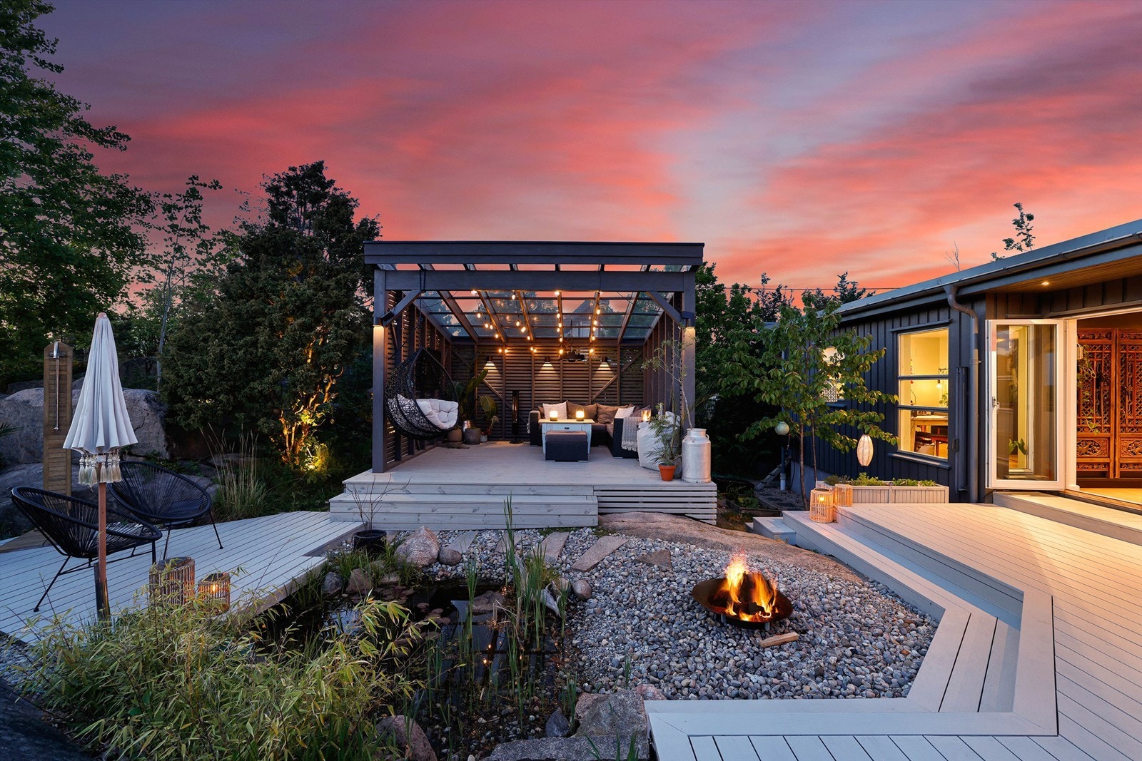 Vakkert vannspeil med frittvoksende siv og avrundet elvegrus tilfører harmoni. Galleribilde