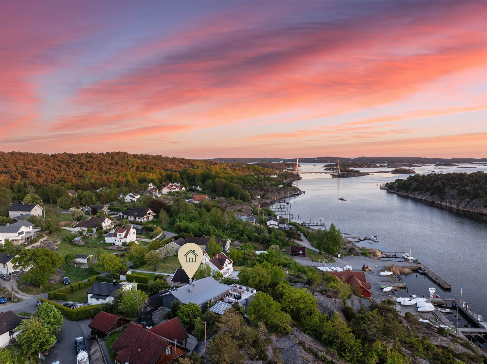 Lekker enebolig med unik egenart, tilbaketrukket inntil svaberget på Kjøkøys vestside. Galleribilde