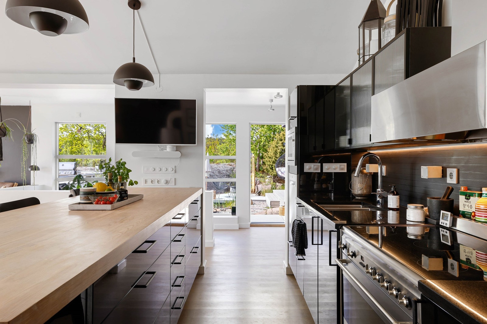 På kjøkkenet er oppbevaringsmulighetene mange og arbeidsflatene brede. Alle hvitevarer medfølger. Galleribilde