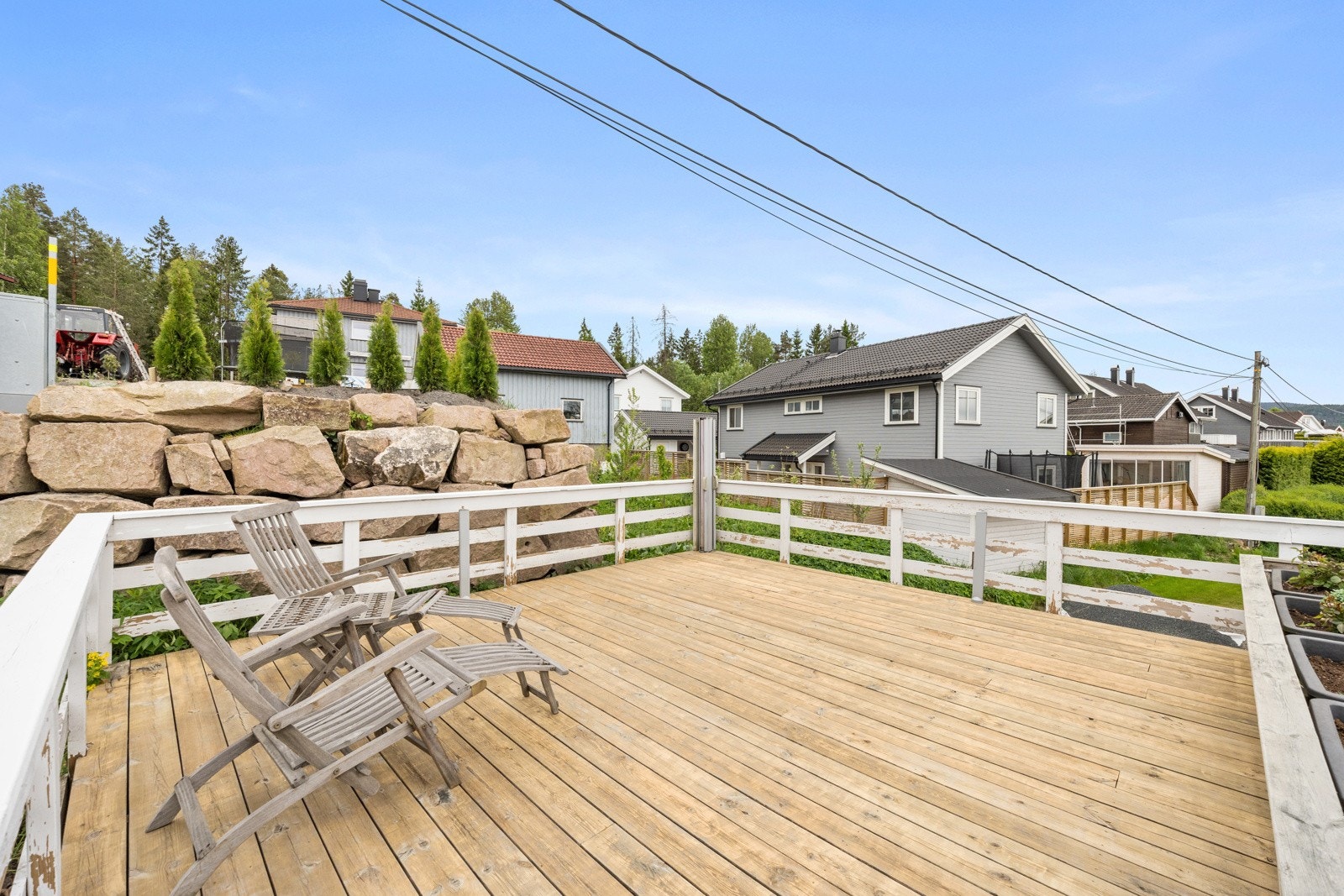 Tomannsboligen har felles utearealer hvor terrassen på 21 kvm deles i to mellom seksjonene. Galleribilde