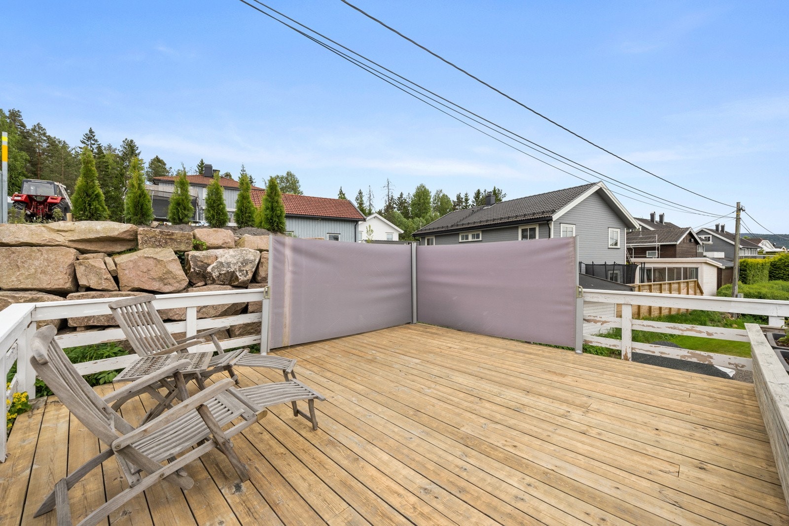 Frittliggende terrasse med plass til utemøblement - gode solforhold. Galleribilde