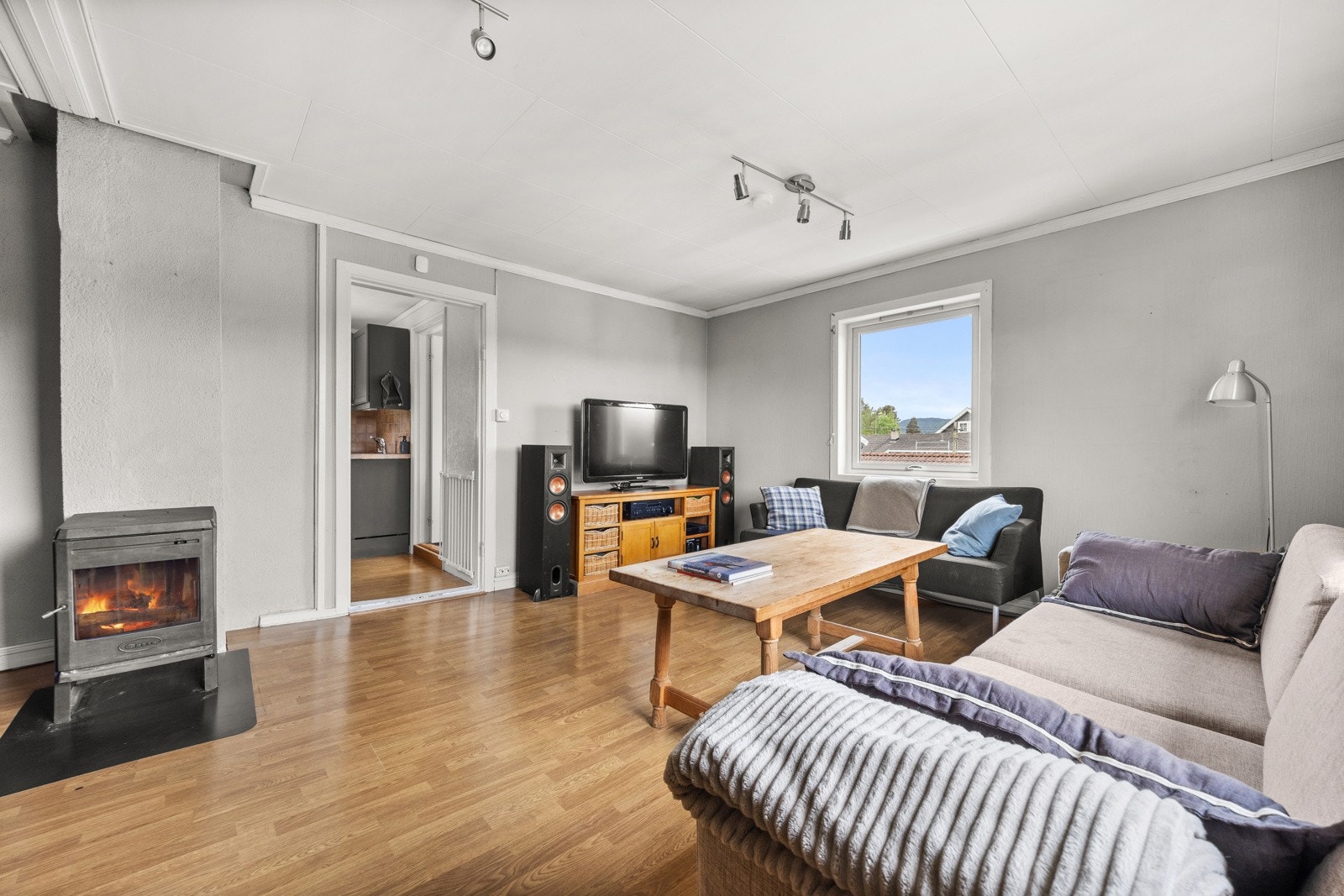 Peisovn med glassdør sentralt i stuen. Galleribilde