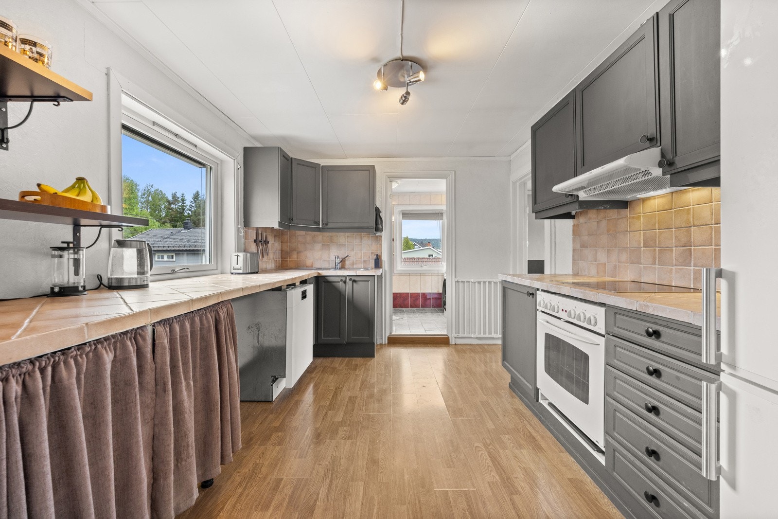 Kjøkkeninnredningen er ifølge tidligere salgsoppgave fra 2000. Galleribilde