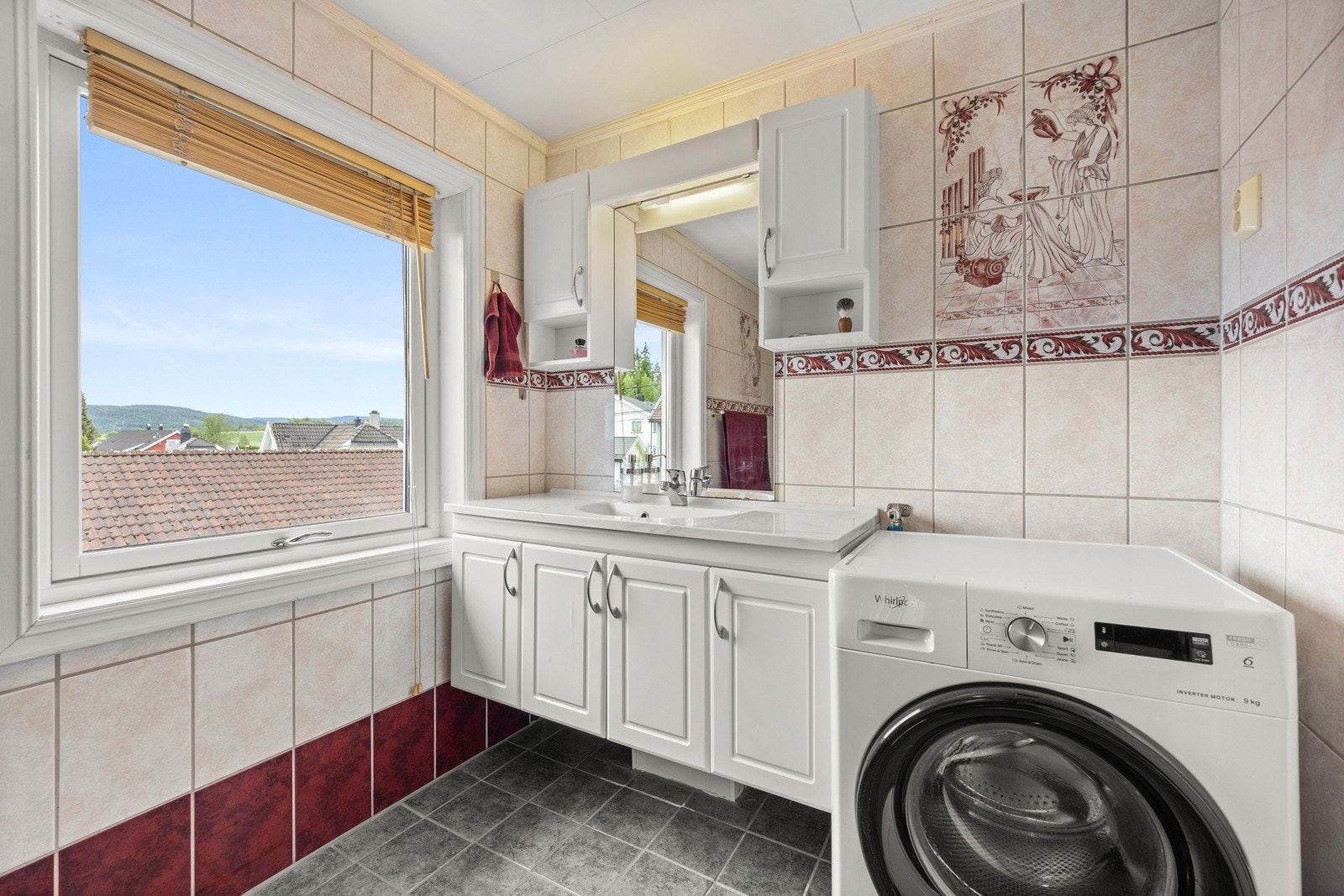 Helfliset baderom med varmekabler i gulvet og opplegg for vaskemaskin. Galleribilde