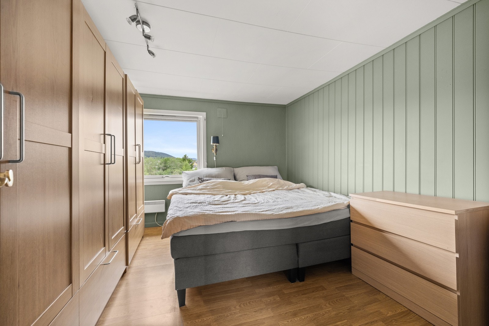 Boligen har ett soverom med plass til seng, nattbord og garderobeskap. Galleribilde