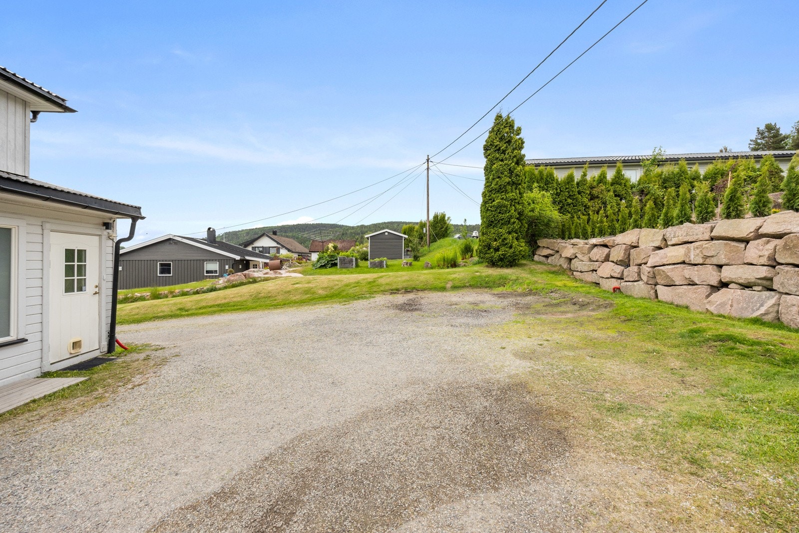 Seksjonen har to biloppstillingsplasser på tomten. Galleribilde